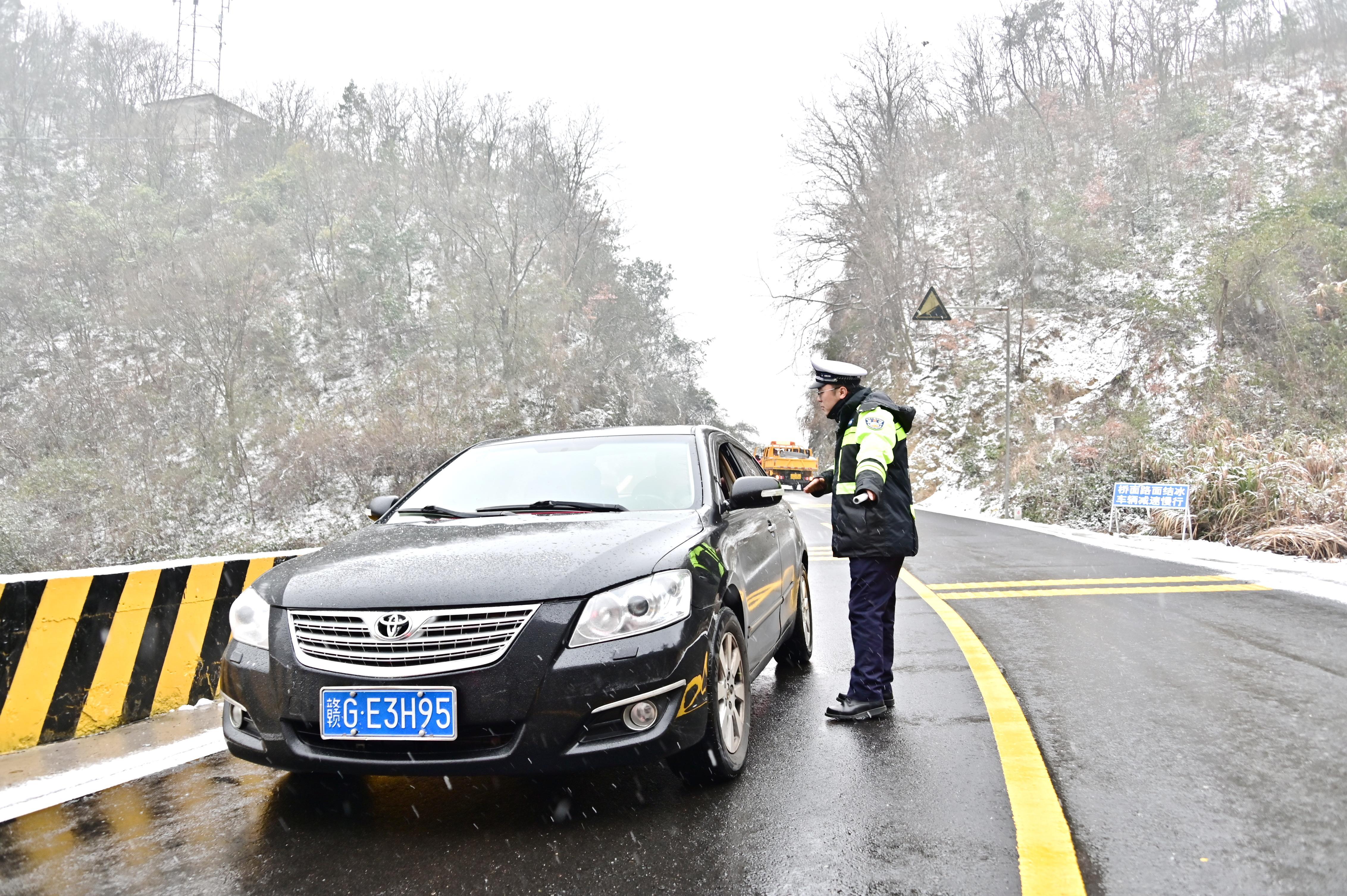 江西武宁：战雨雪 保畅通