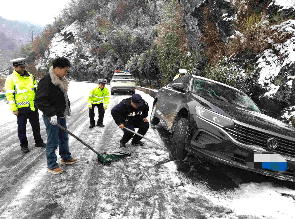 湖北十堰全警动员全域部署织密风雪防护网