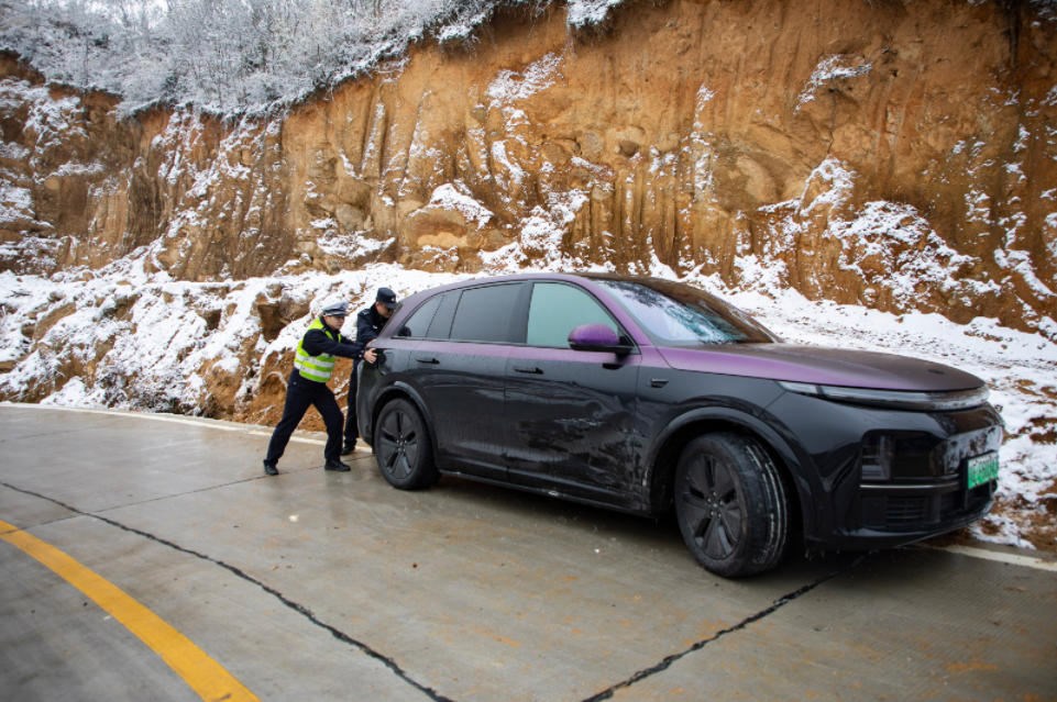 江西横峰：浴“雪”奋战保畅通