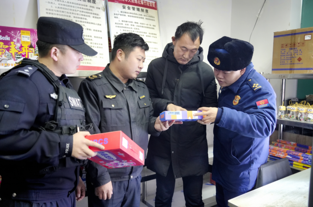 新疆霍尔果斯：多部门联合检查 保障烟花爆竹销售安全