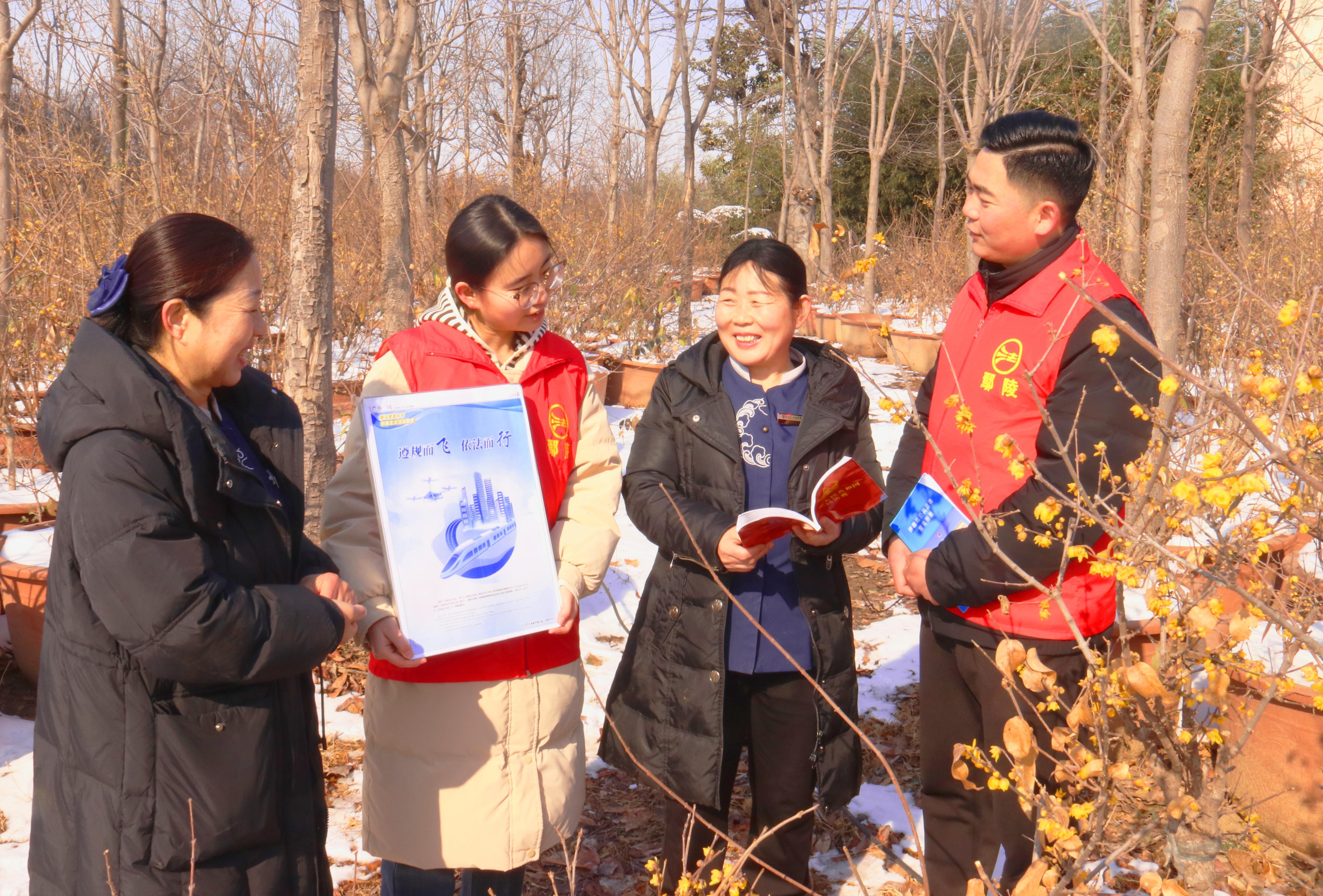 普法志愿者深入辖区腊梅园普法