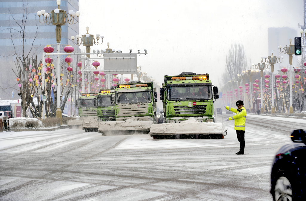 新疆霍尔果斯：全力应对强降雪天气 保障群众出行安全