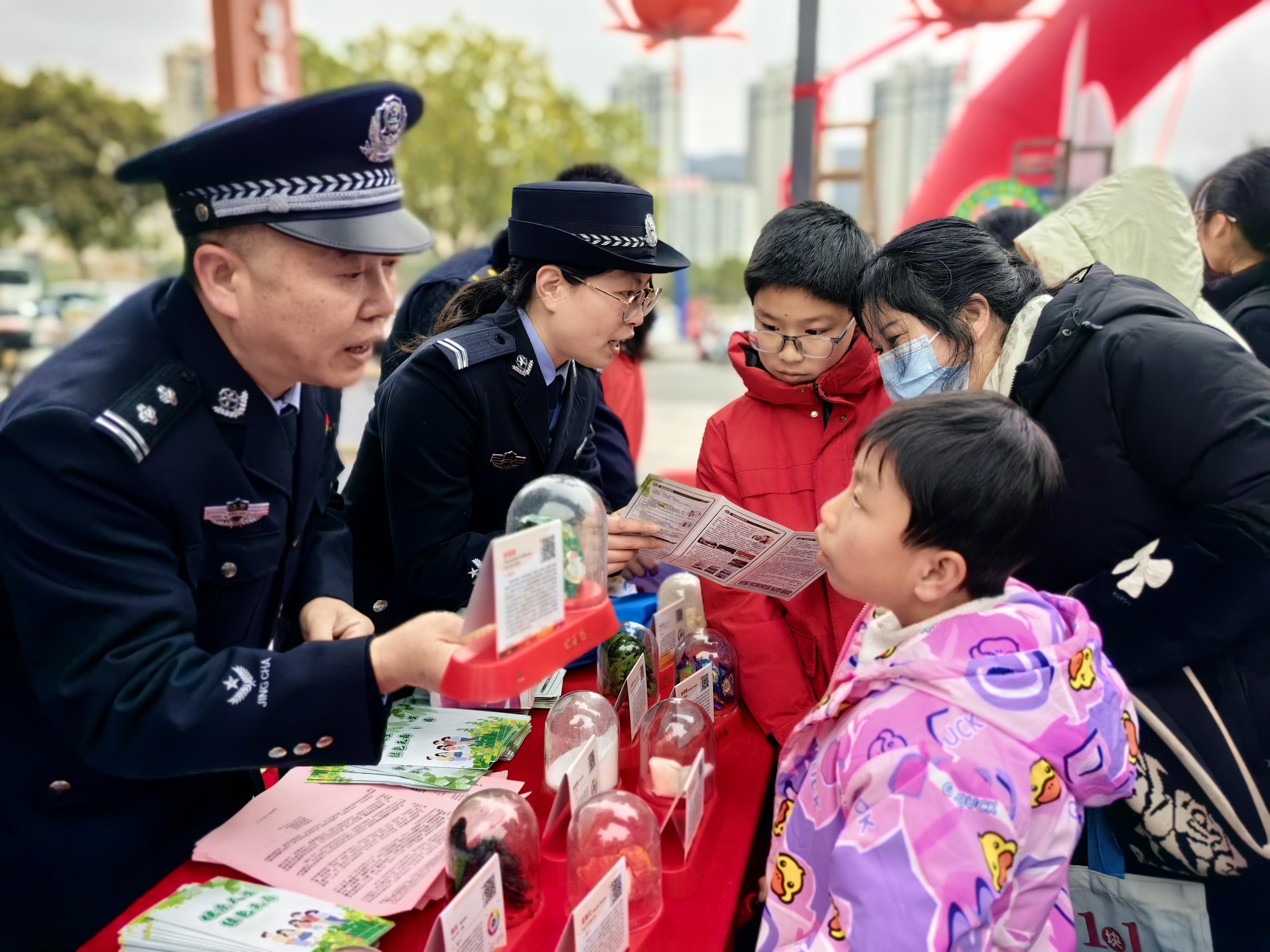 江西石城：新春送福话禁毒 墨香传情筑防线