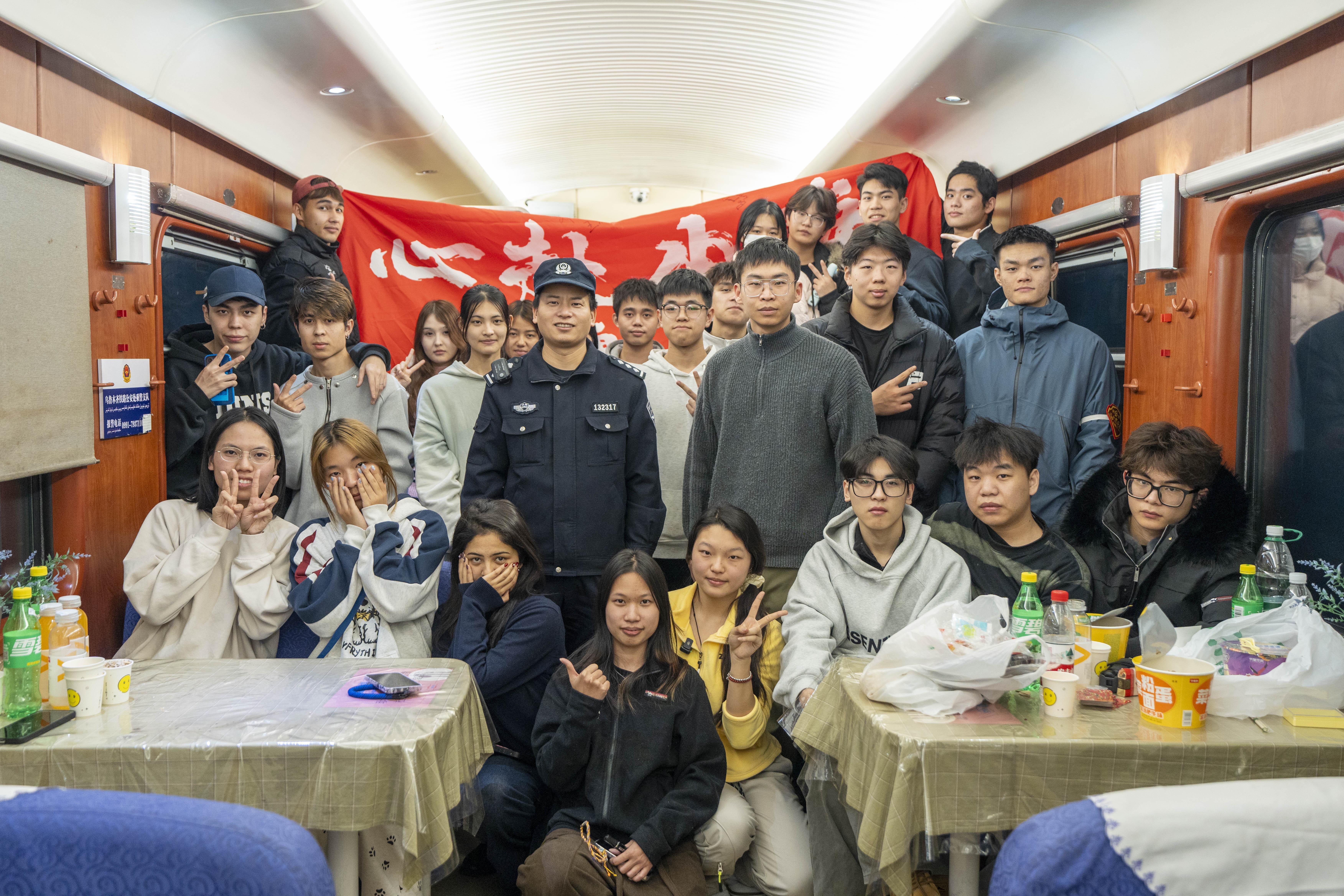 乌鲁木齐铁路公安温暖守护“开往春天的列车”