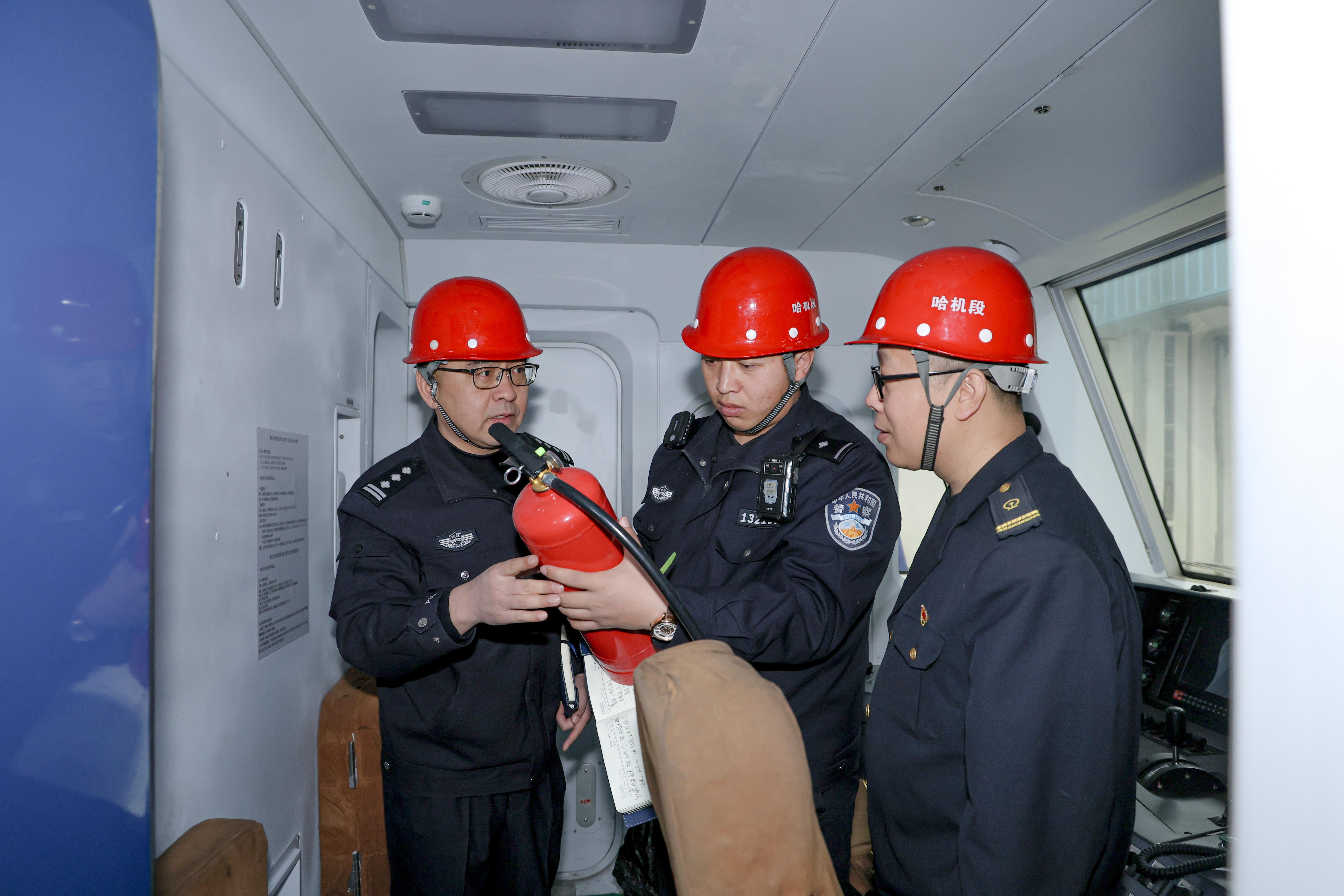 哈密铁警走访企业听建议讲安全