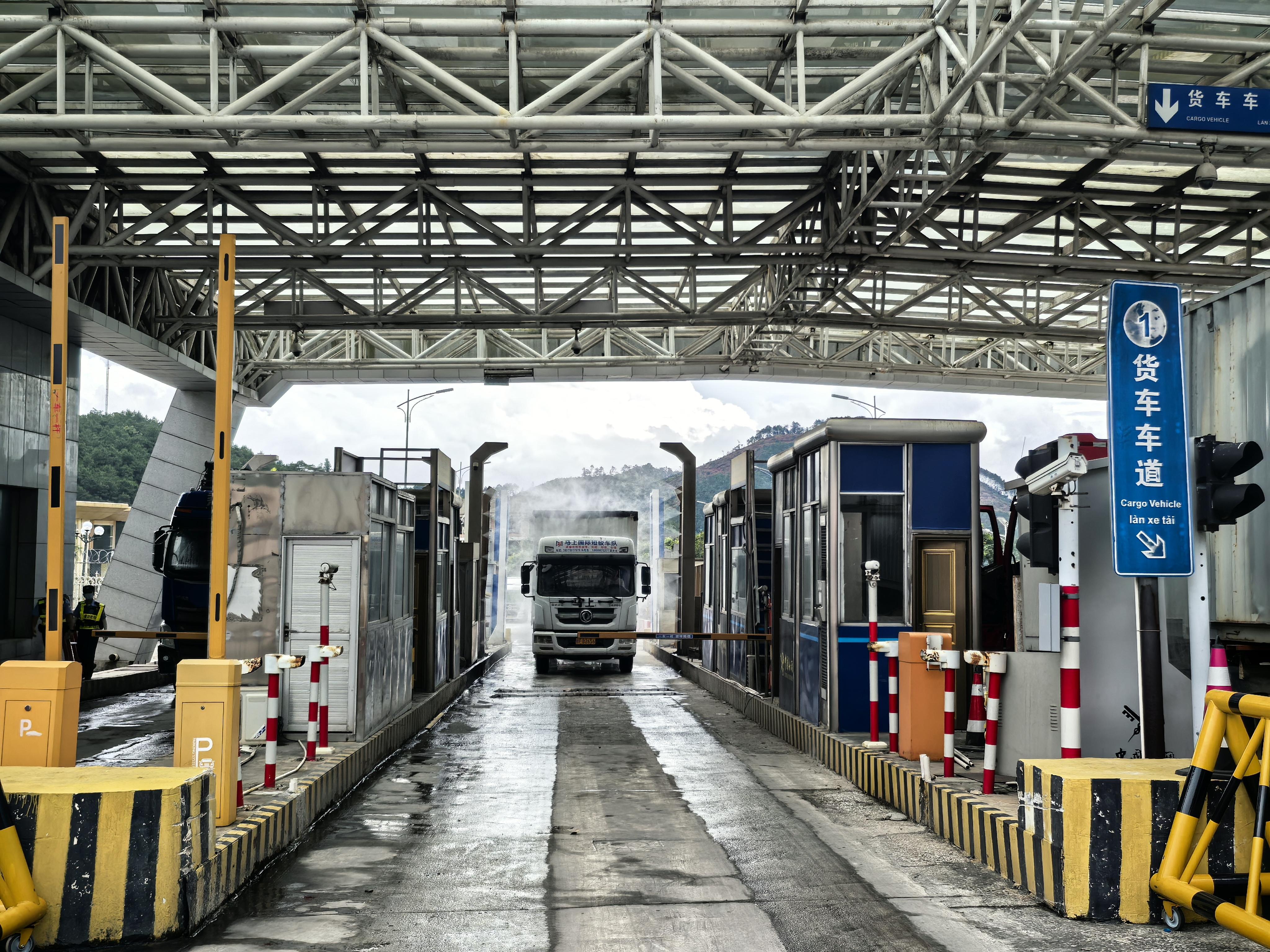 国门一线的“东盟水果春运”