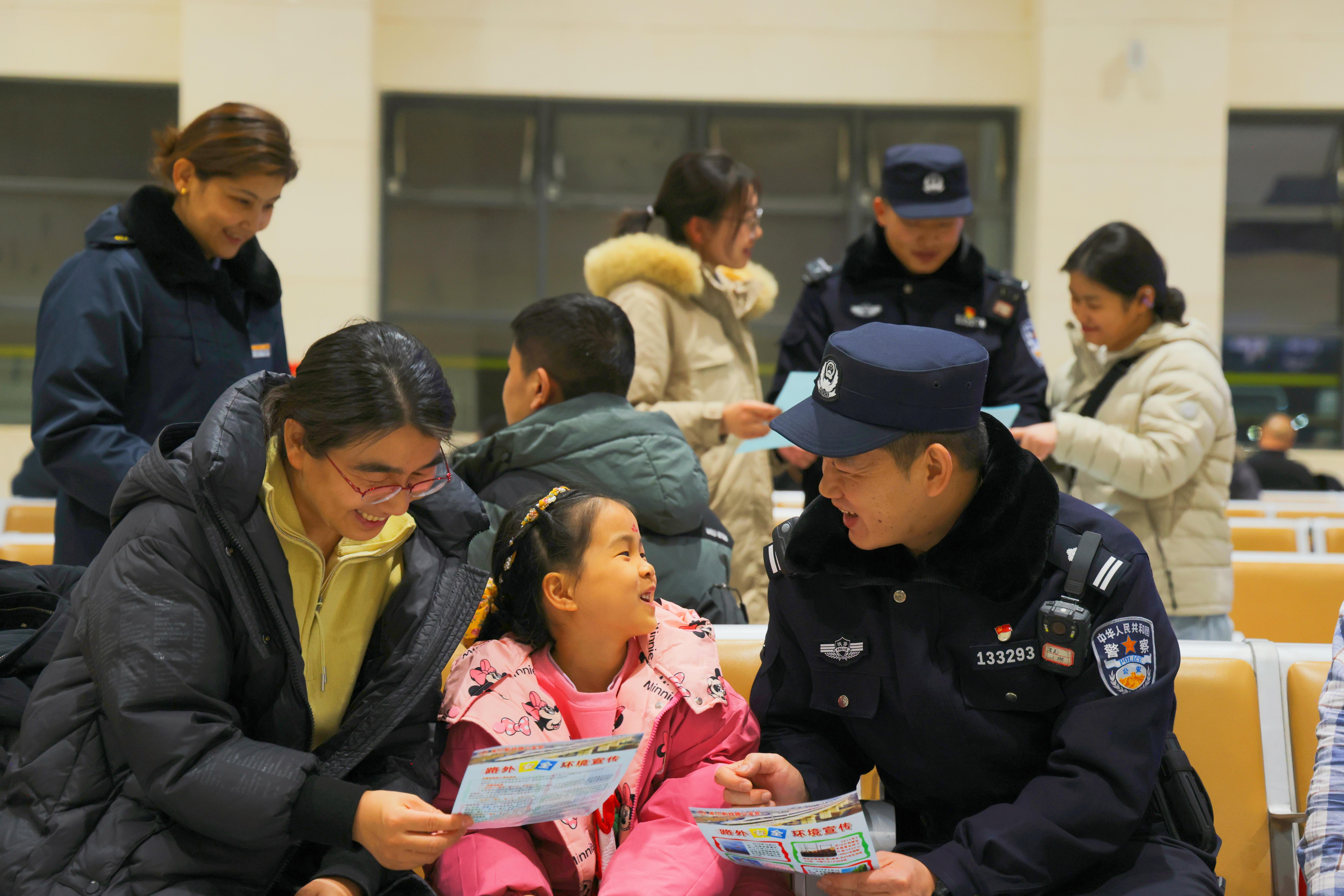 春运首日：小站铁警守护旅客平安出行