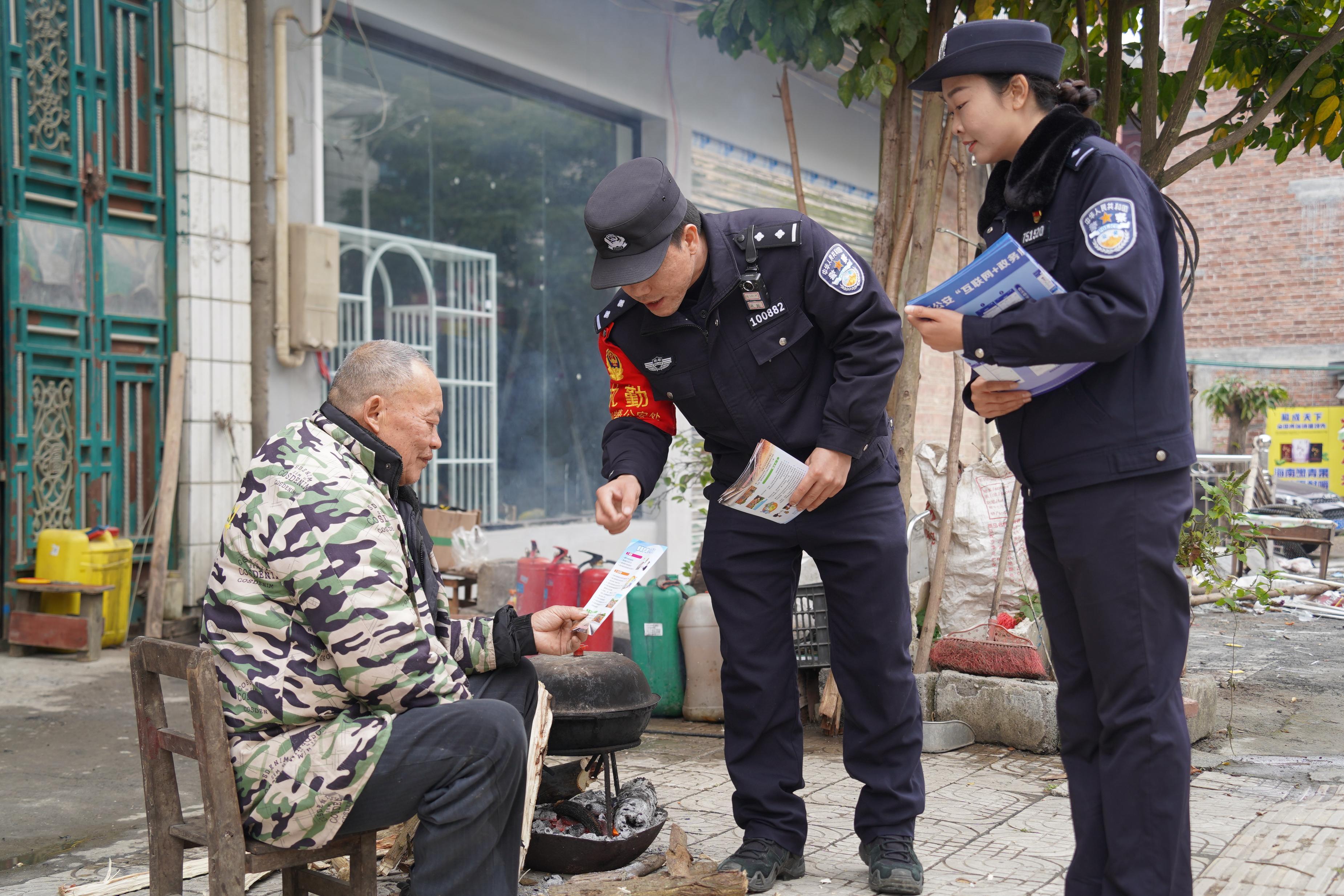 河池双警夫妻共护黔桂春运平安线