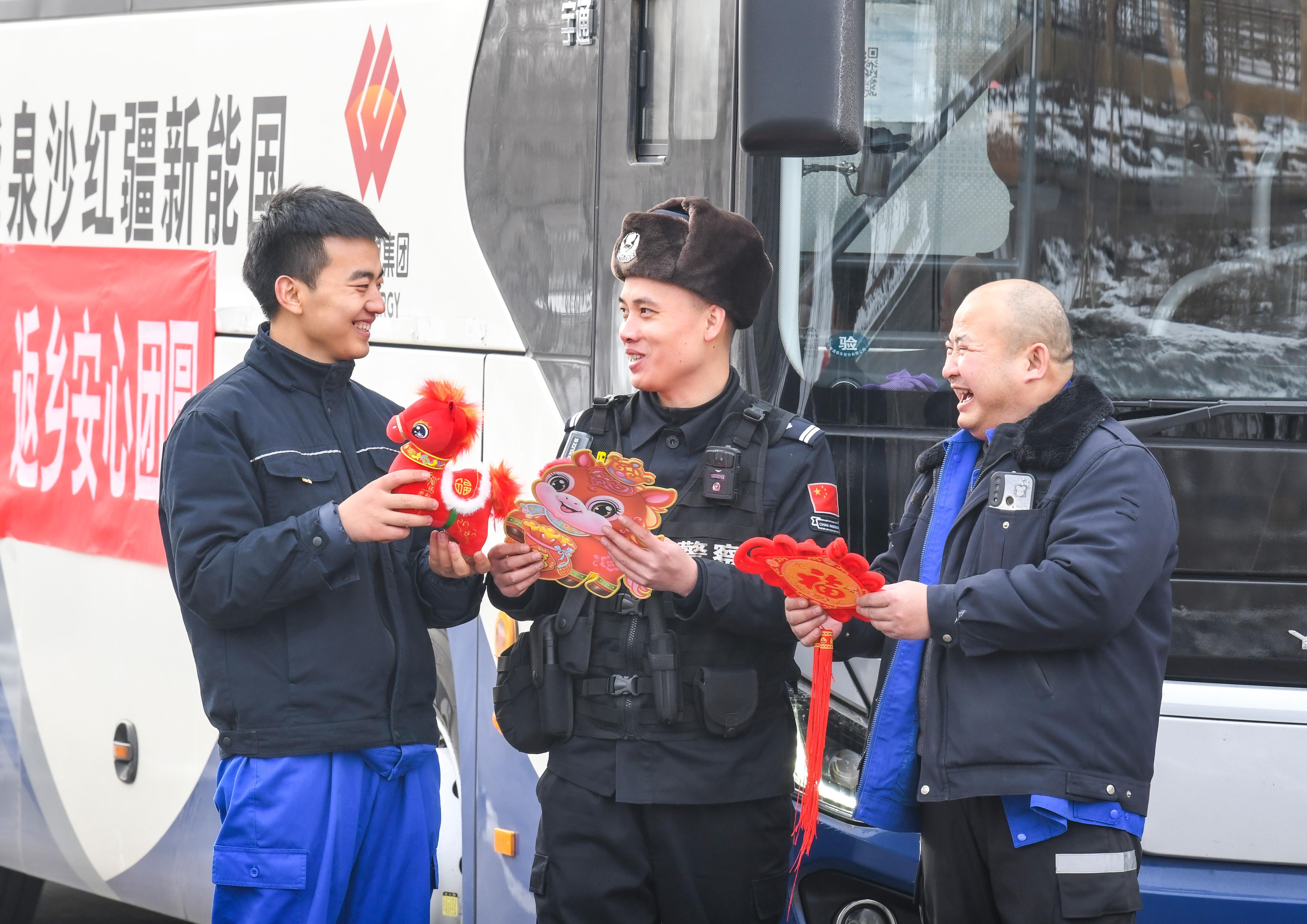 戍边民警护航矿区春运回家路