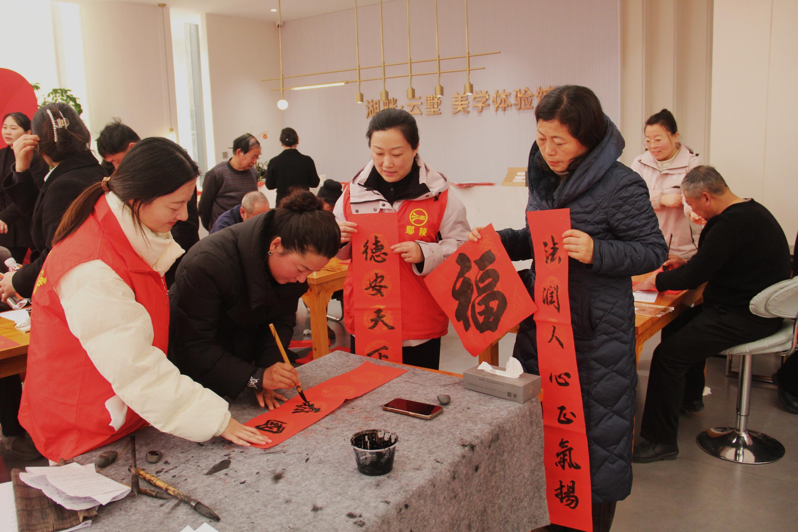 河南鄢陵县司法局开展送法治春联活动