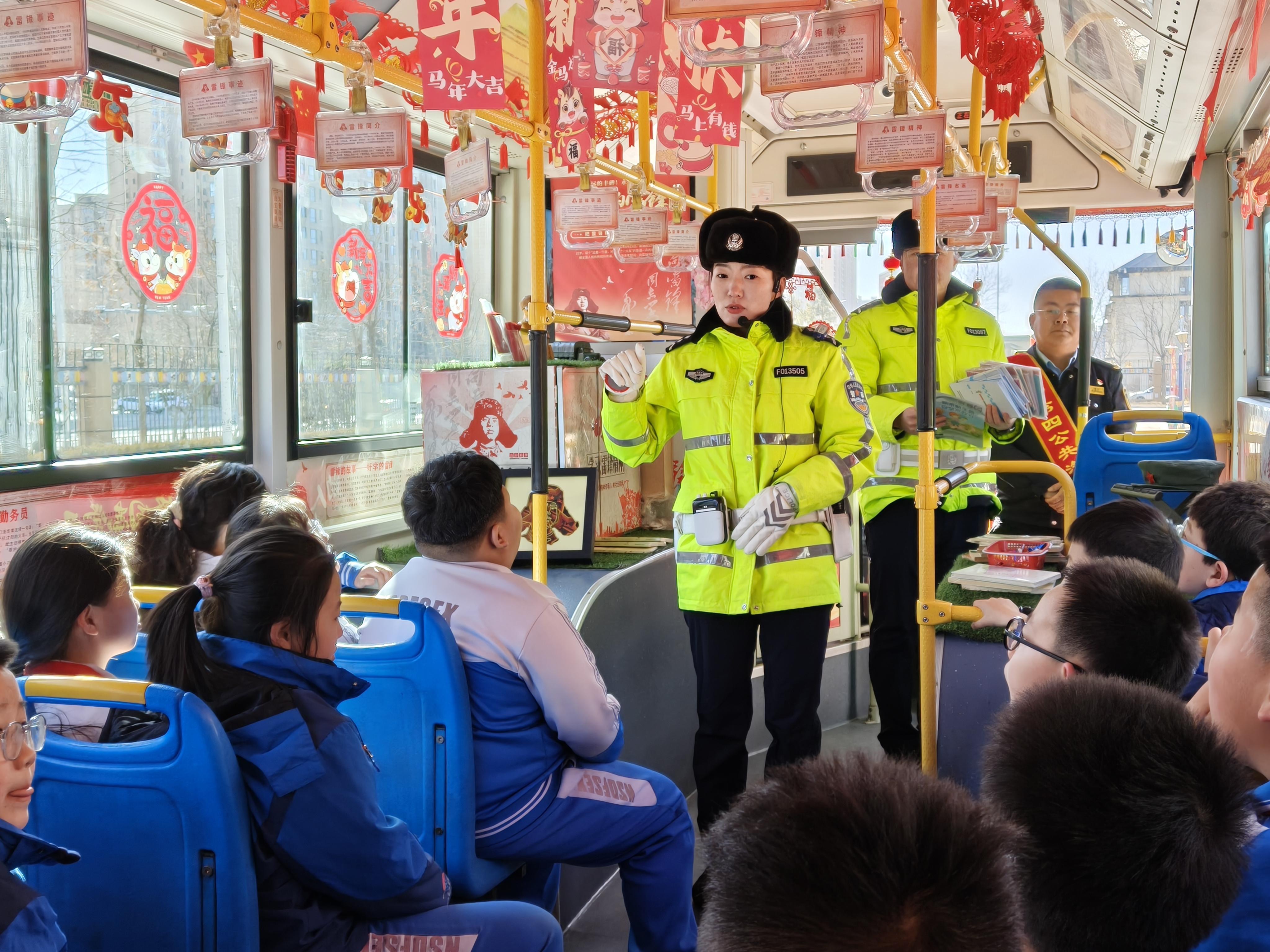 内蒙古呼和浩特交管支队走进学校开展安全守护伴成长主题宣传活动