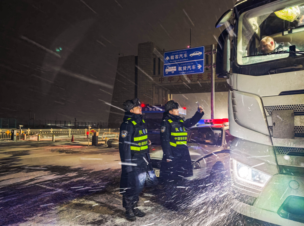 阿拉山口边检站：戍边民警逆风而行坚守边检一线