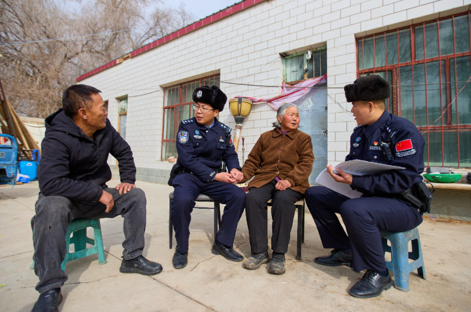 新疆博州：三月春风拂边关 民警走访暖民心