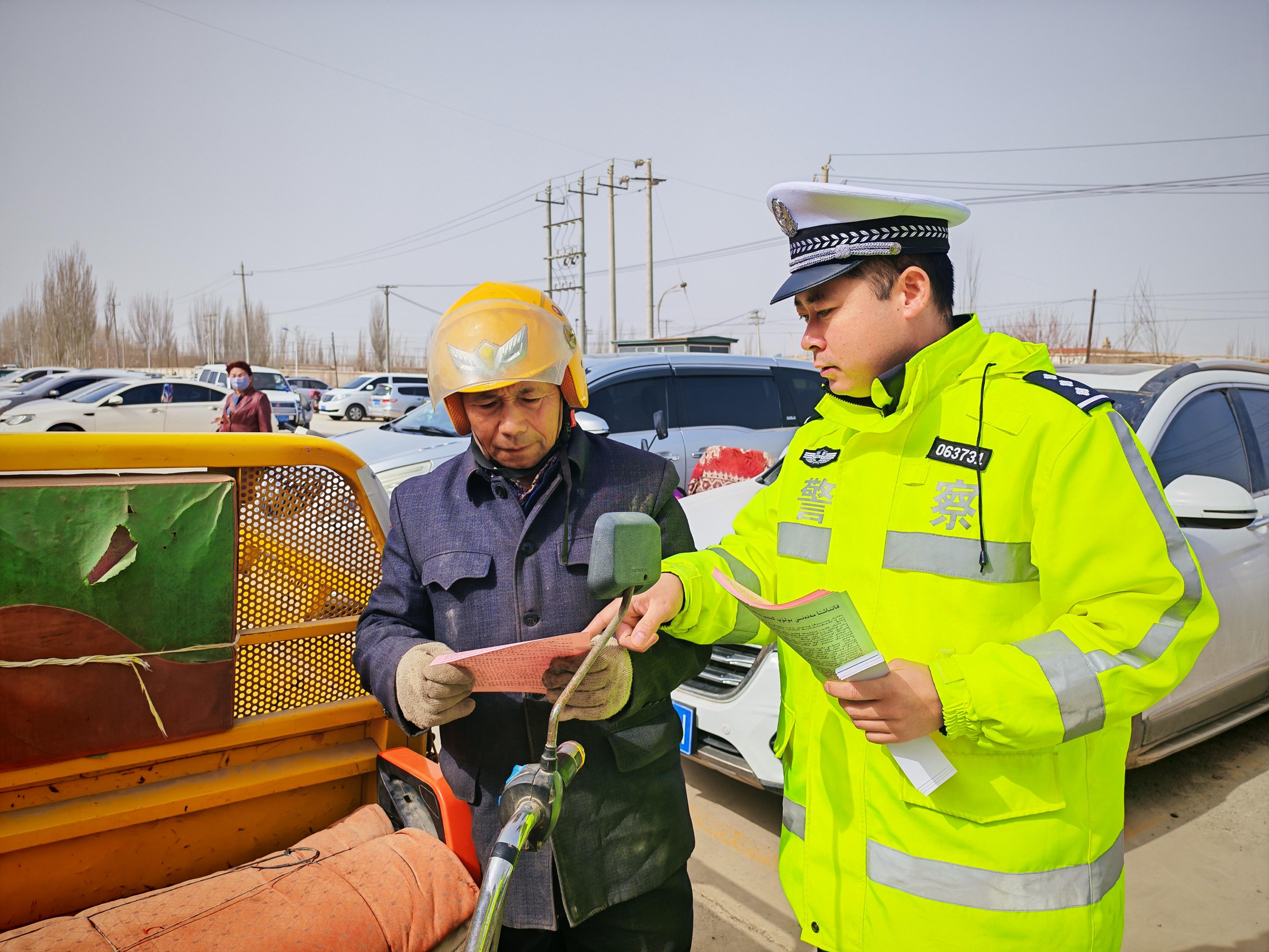 新疆轮台交警：巴扎日里的“安全课堂”送到群众身边