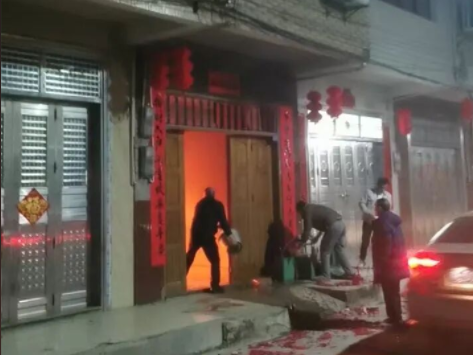 一张灭火背影照 找出除夕夜的“背影”英雄