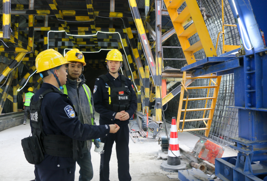 新疆克州：戍边民警在施工一线开展普法宣传活动