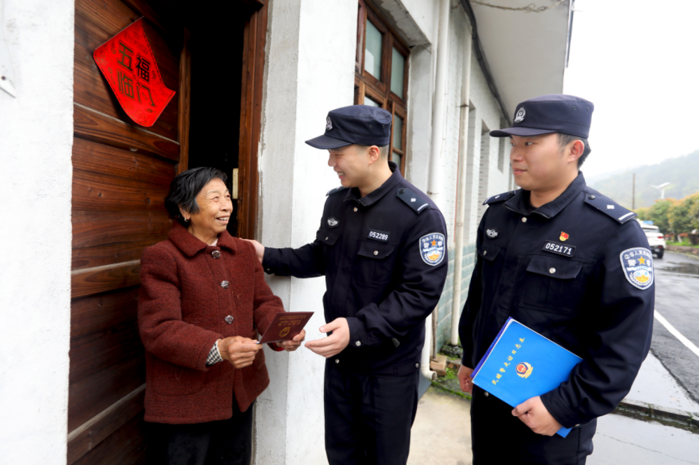 江西分宜：户籍服务送上门