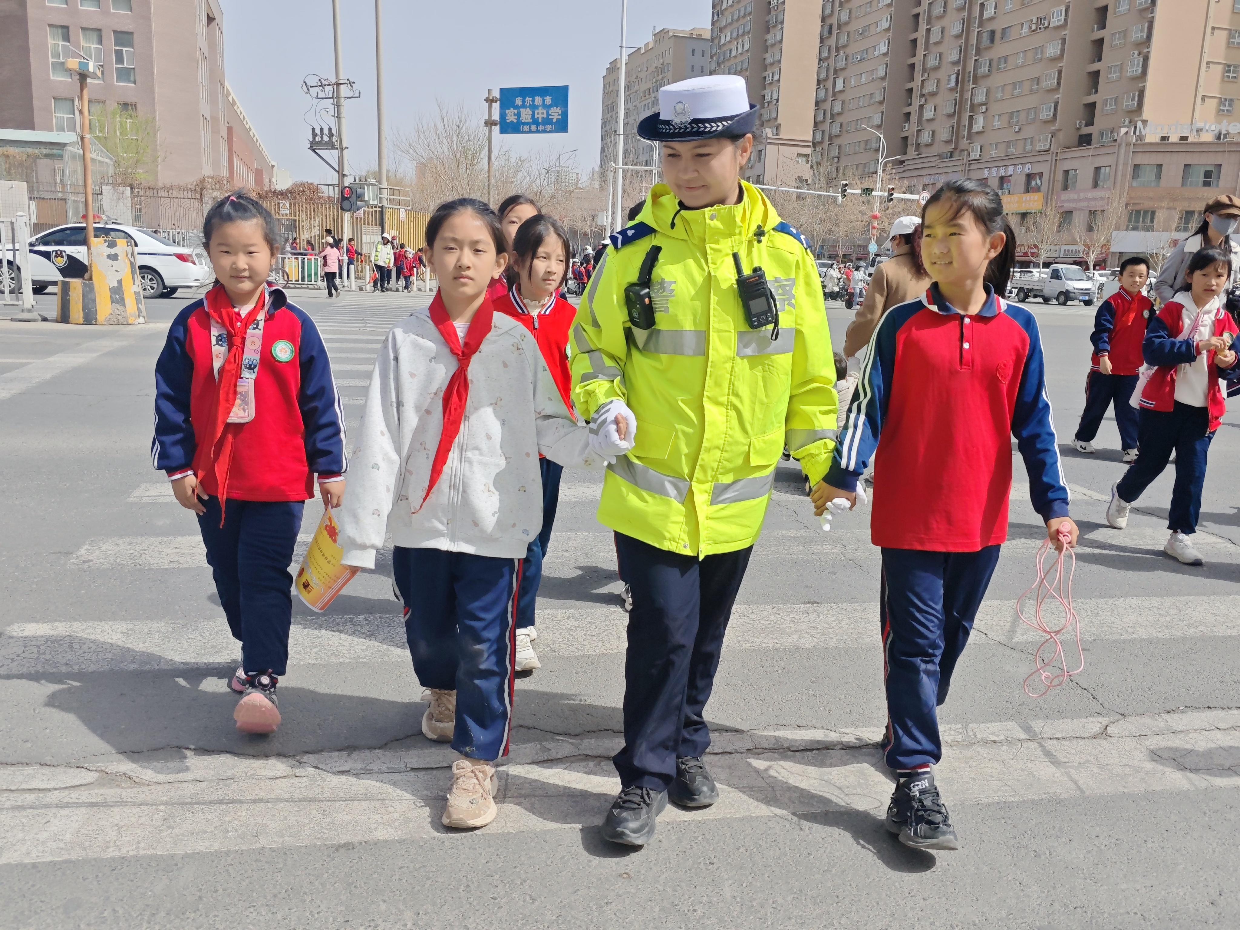 新疆库尔勒：交规记心间 安全伴我行