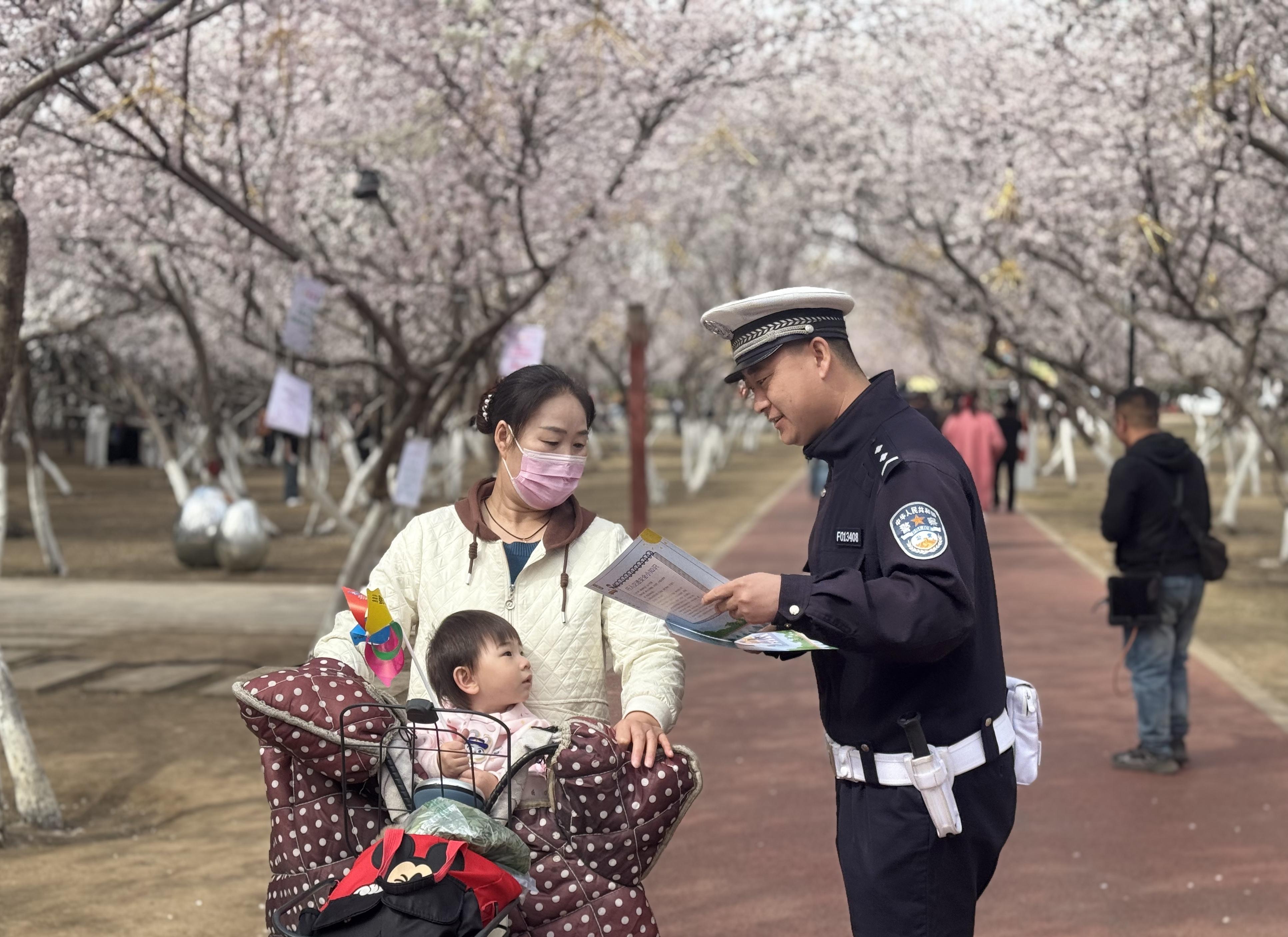 内蒙古呼和浩特市新城区大队交警开展法治宣传