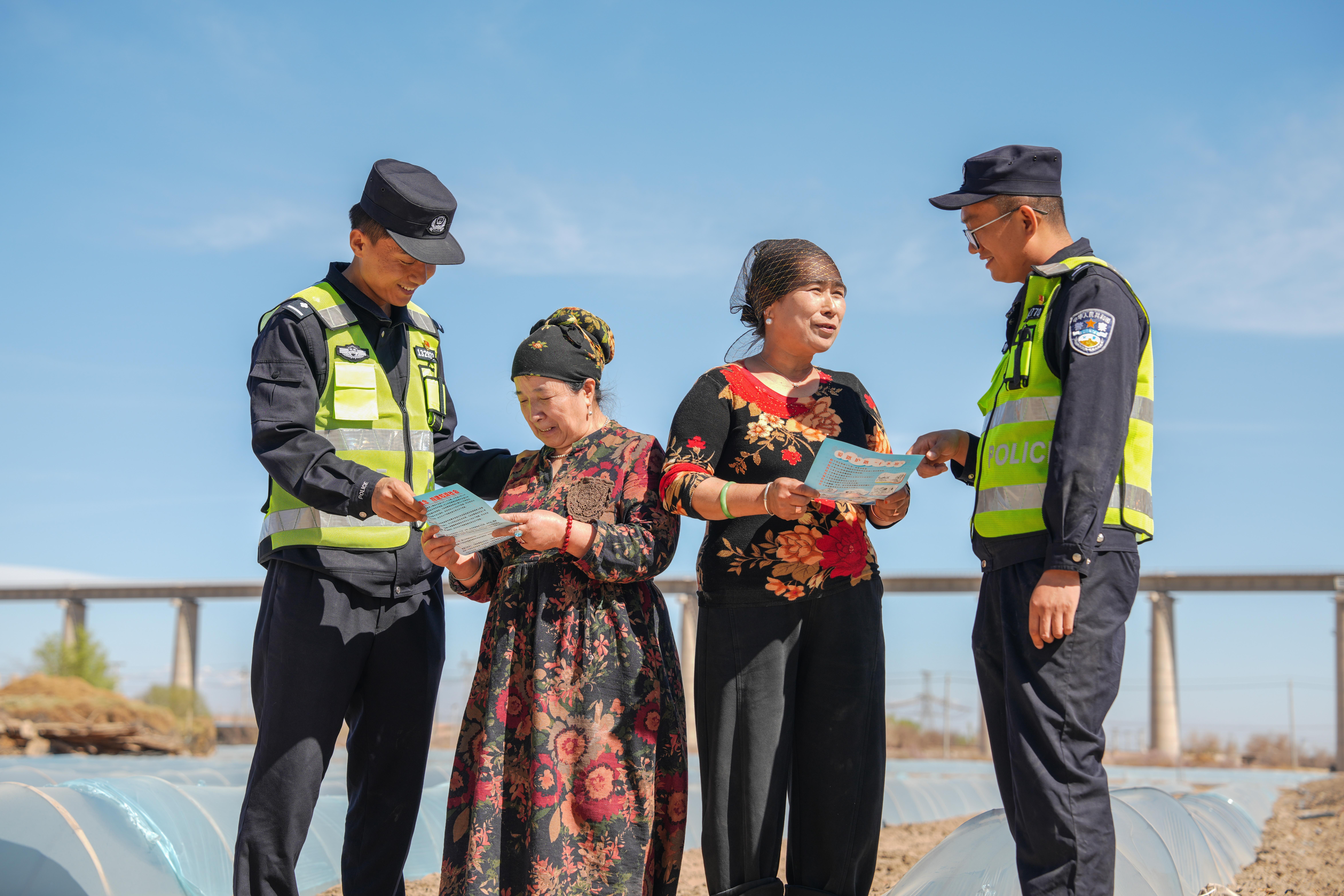 哈密铁警普法助农暖民心
