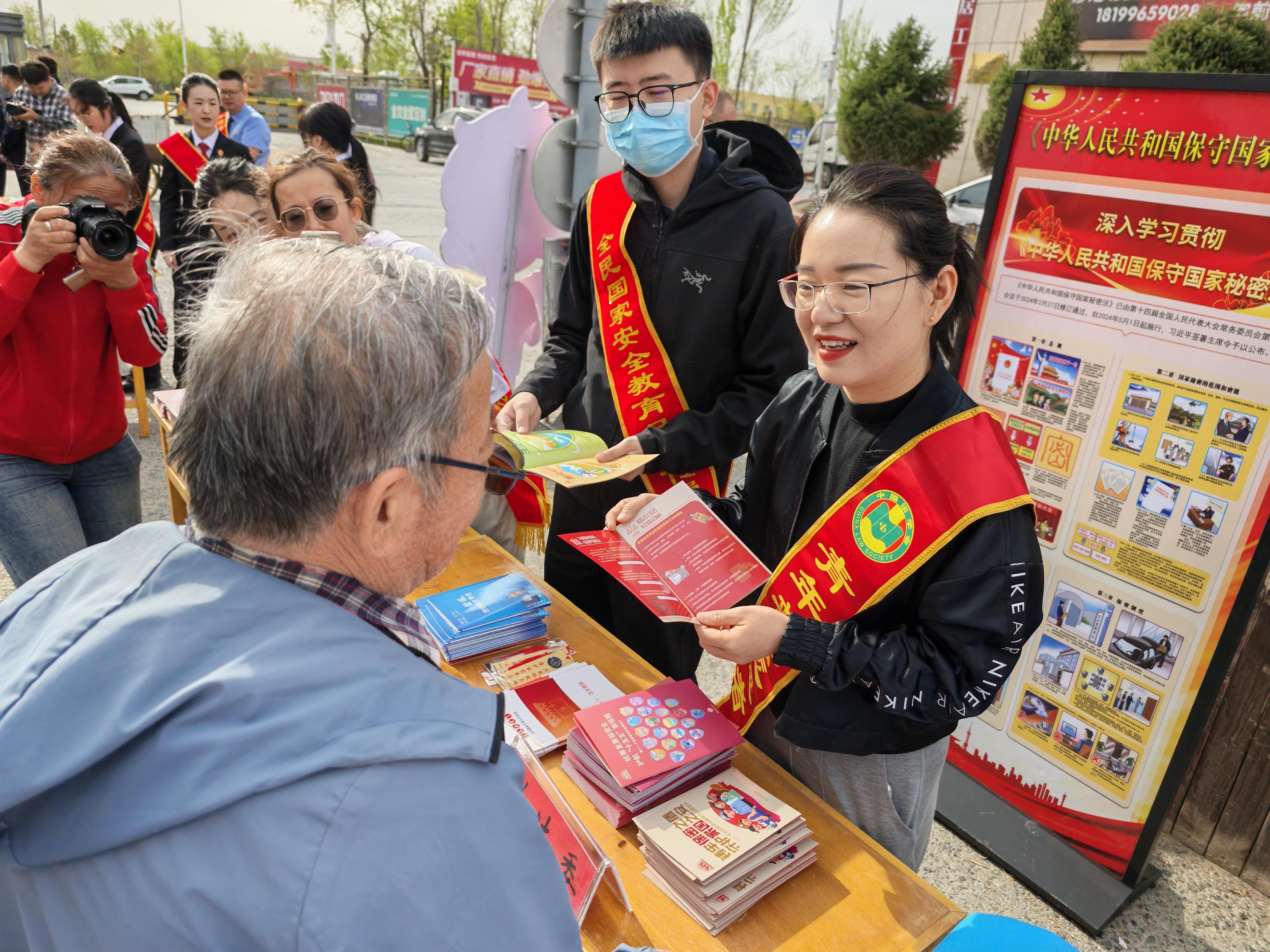 新疆沙湾市：“国安课堂”进集市 普法“赶集”接地气