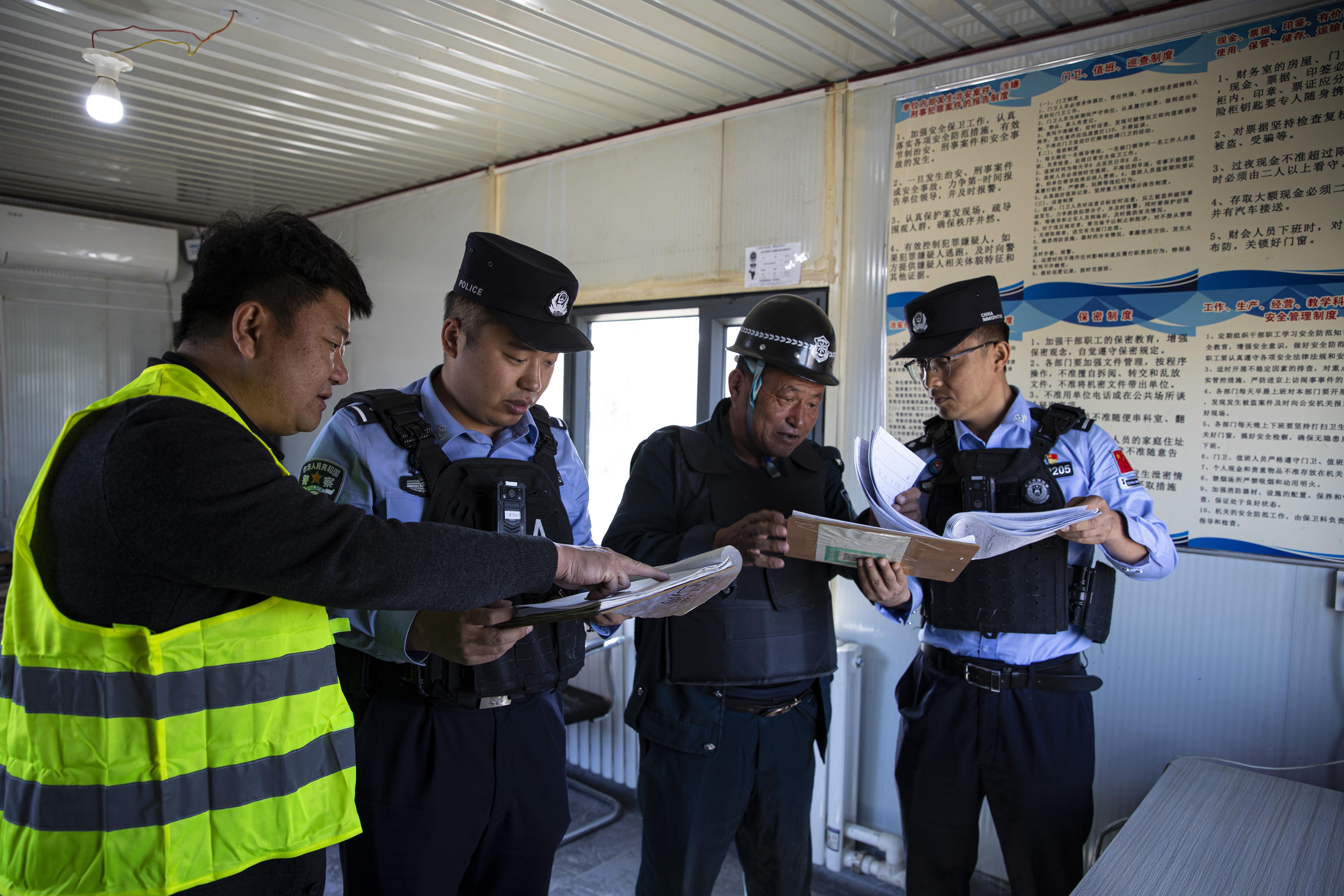 新疆霍尔果斯：戍边民警开展口岸安全专项检查