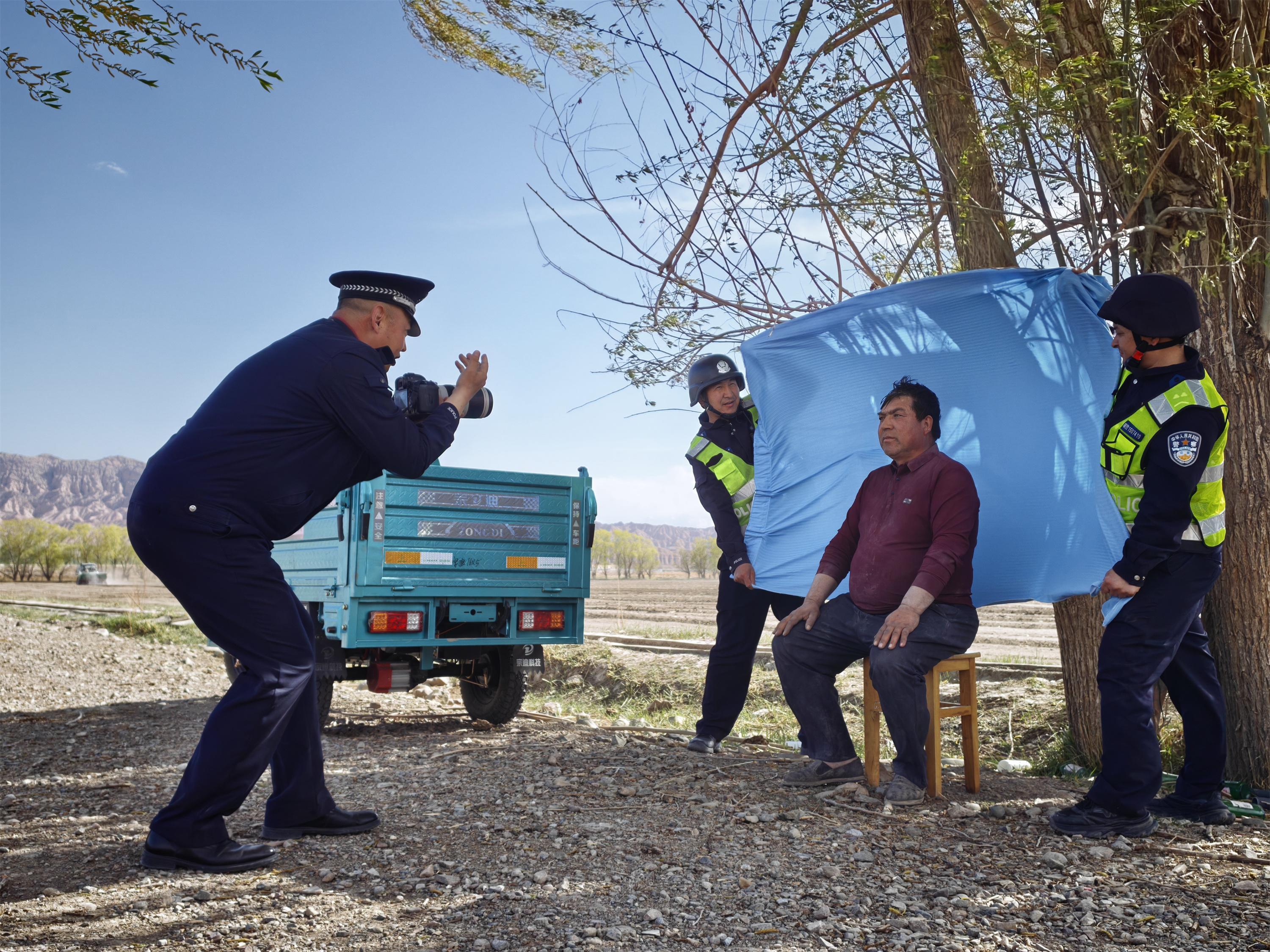 新疆乌恰：田间设点解民忧“牧田卫士”护春耕