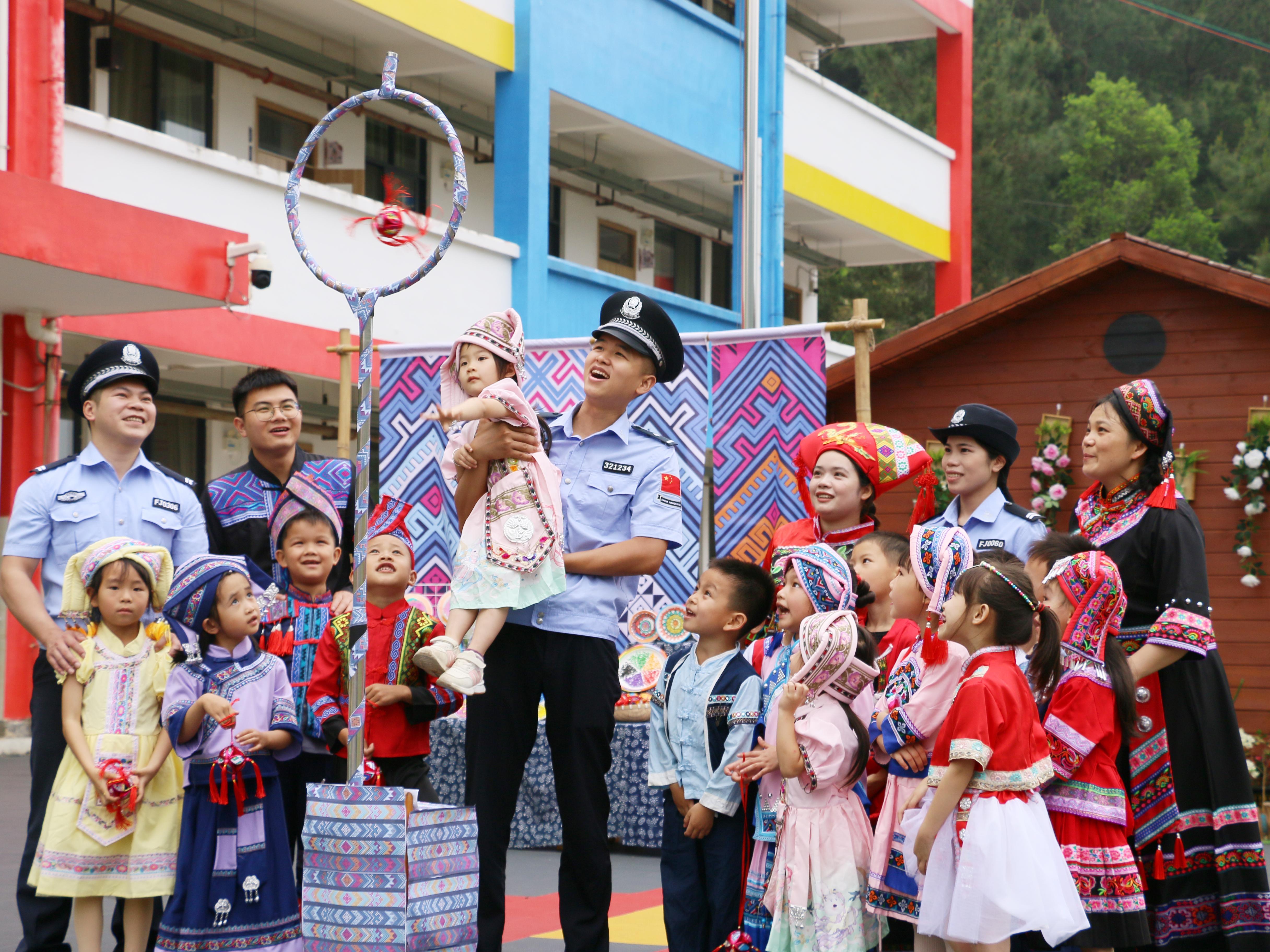 广西靖西市吞盘边境派出所开展沉浸式平安宣传活动