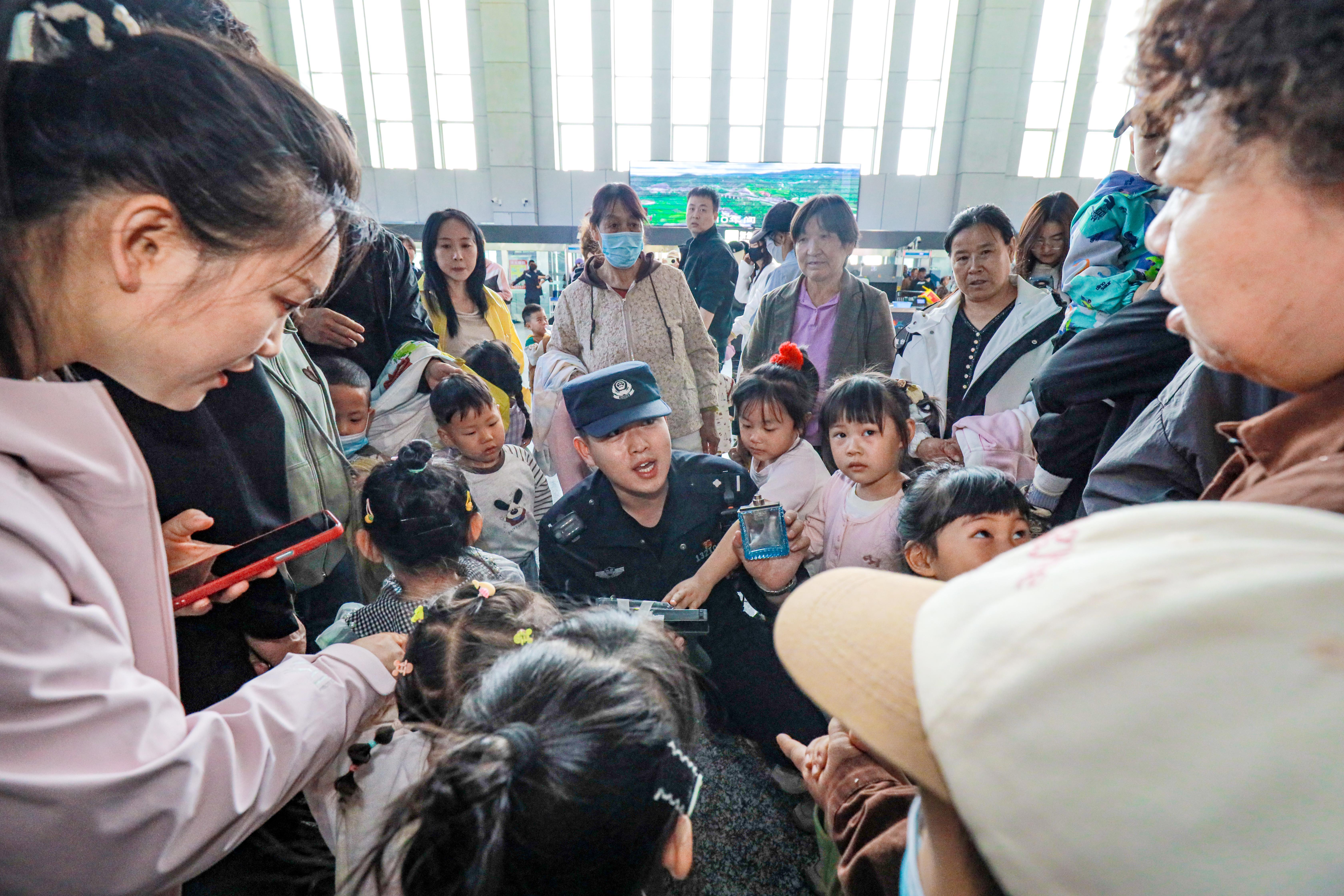 哈密铁警：课堂搬进车站 安全驻留心间