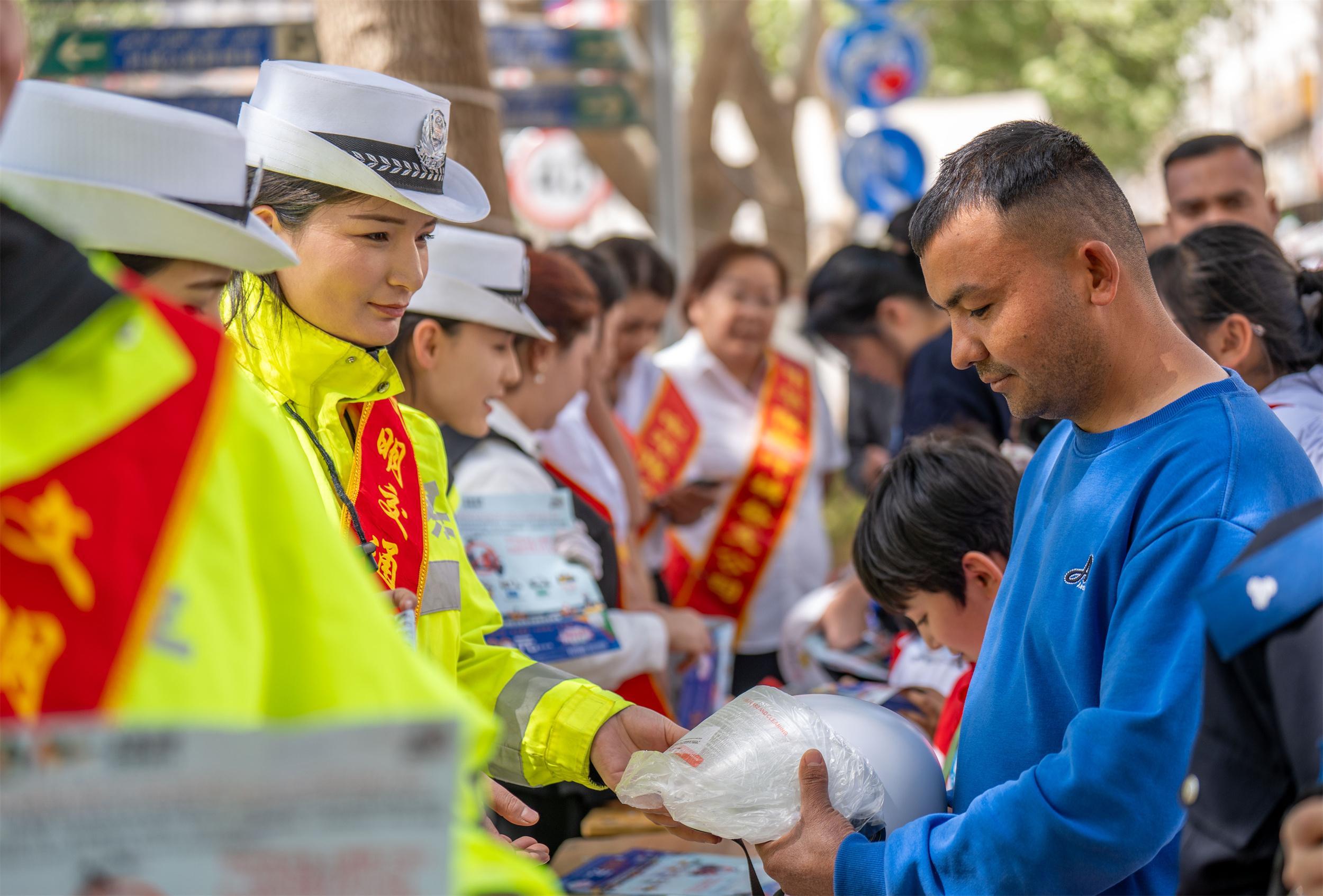 新疆叶城：一盔一带护民生