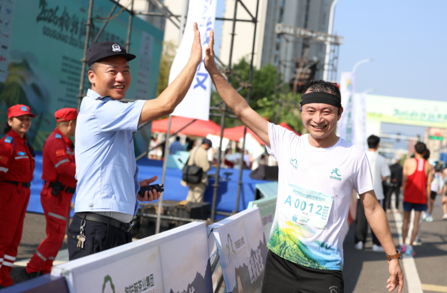 江西遂川：护航马拉松 守护不停步