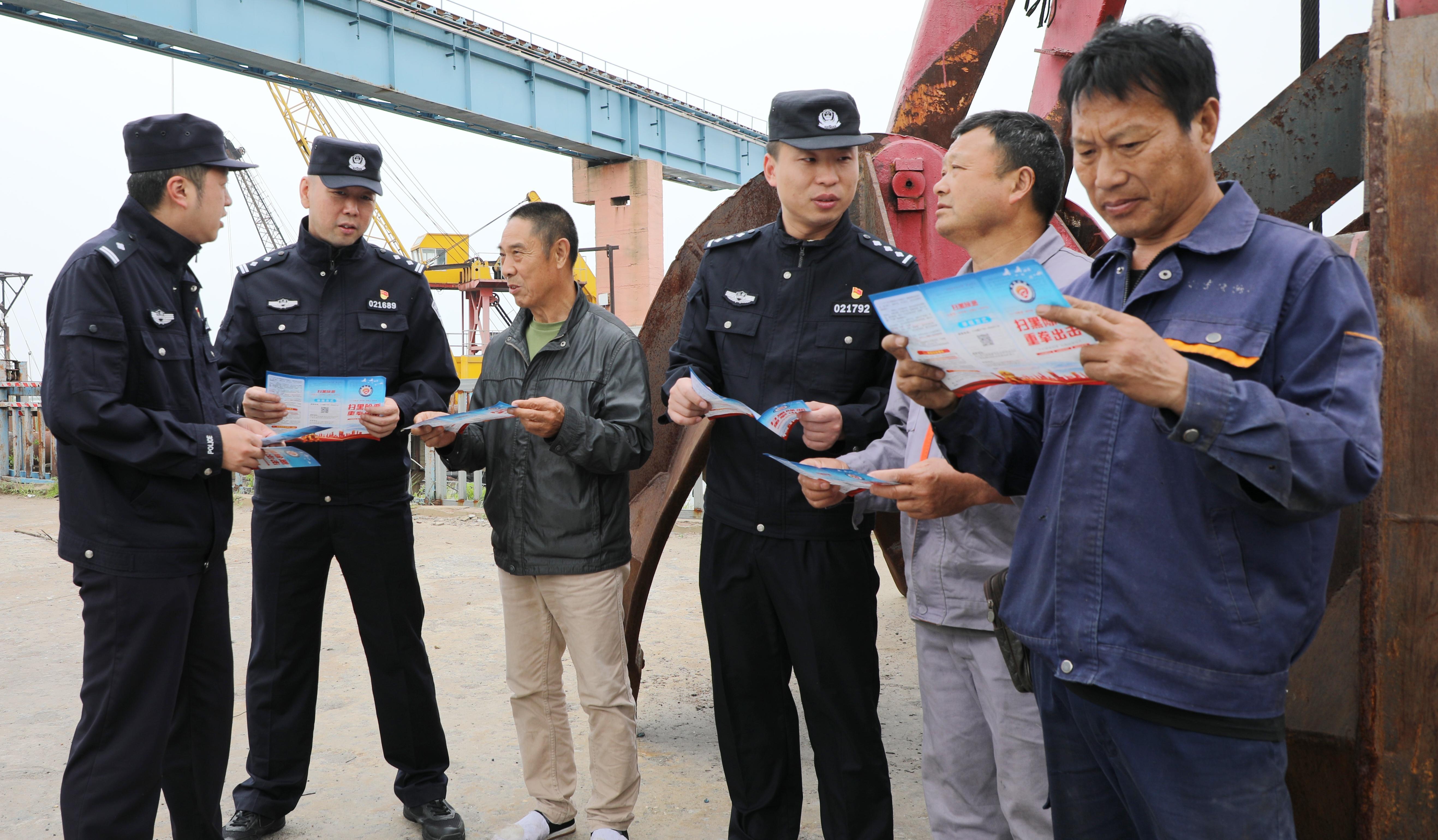 江西九江公安对辖区砂场进行摸排检查