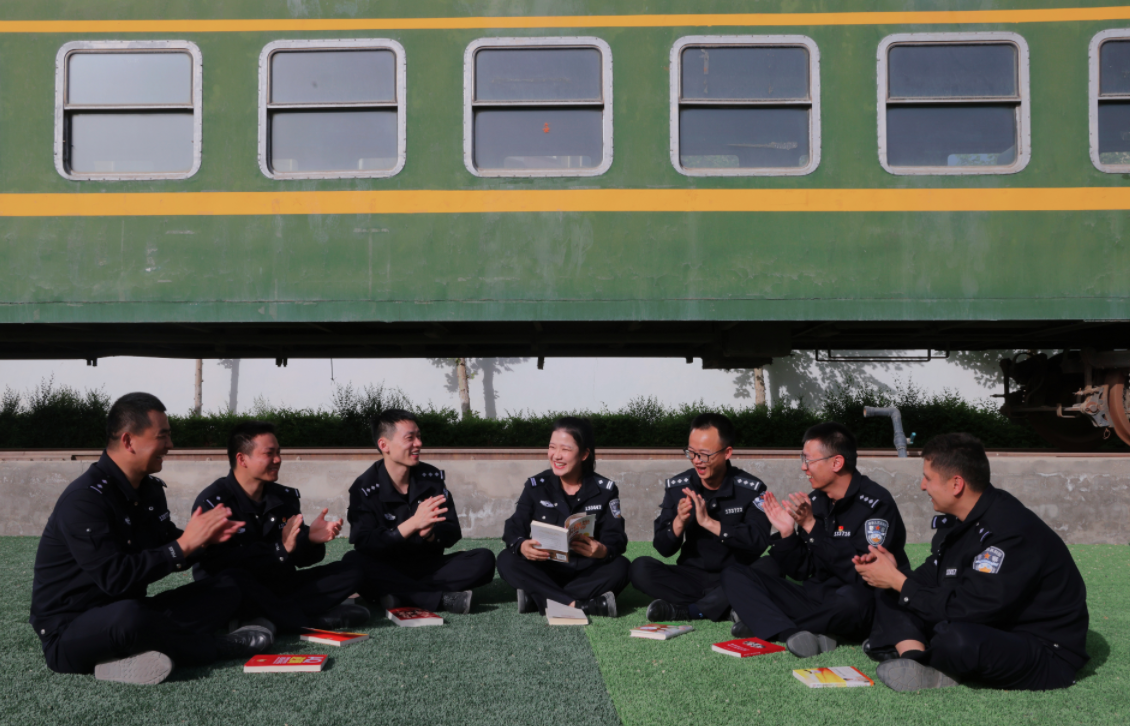 库铁警方：训练间隙 一起阅读