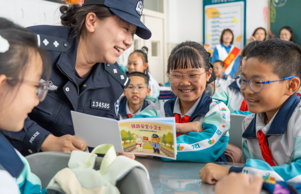 乌鲁木齐铁警：安全教育进校园