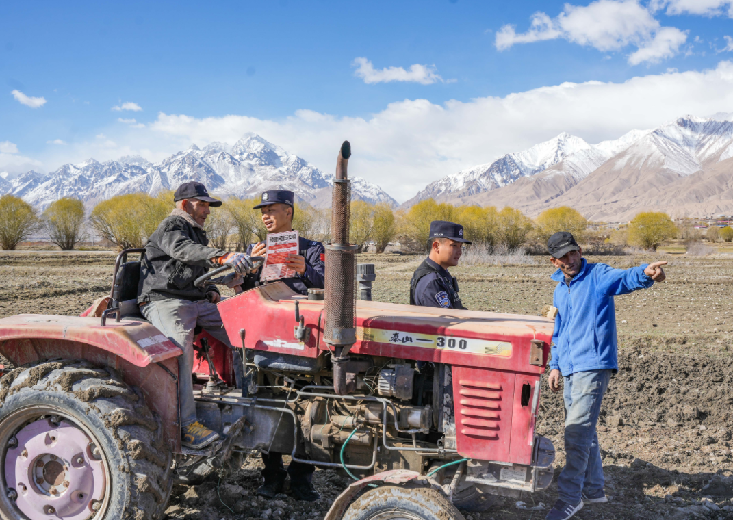 新疆喀什：戍边民警助农“零距离”服务护平安