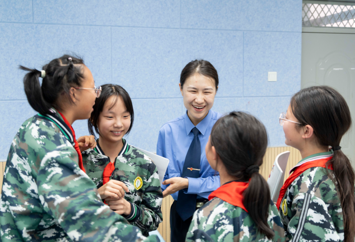 内蒙古乌海市检察官为学生讲授法治教育课