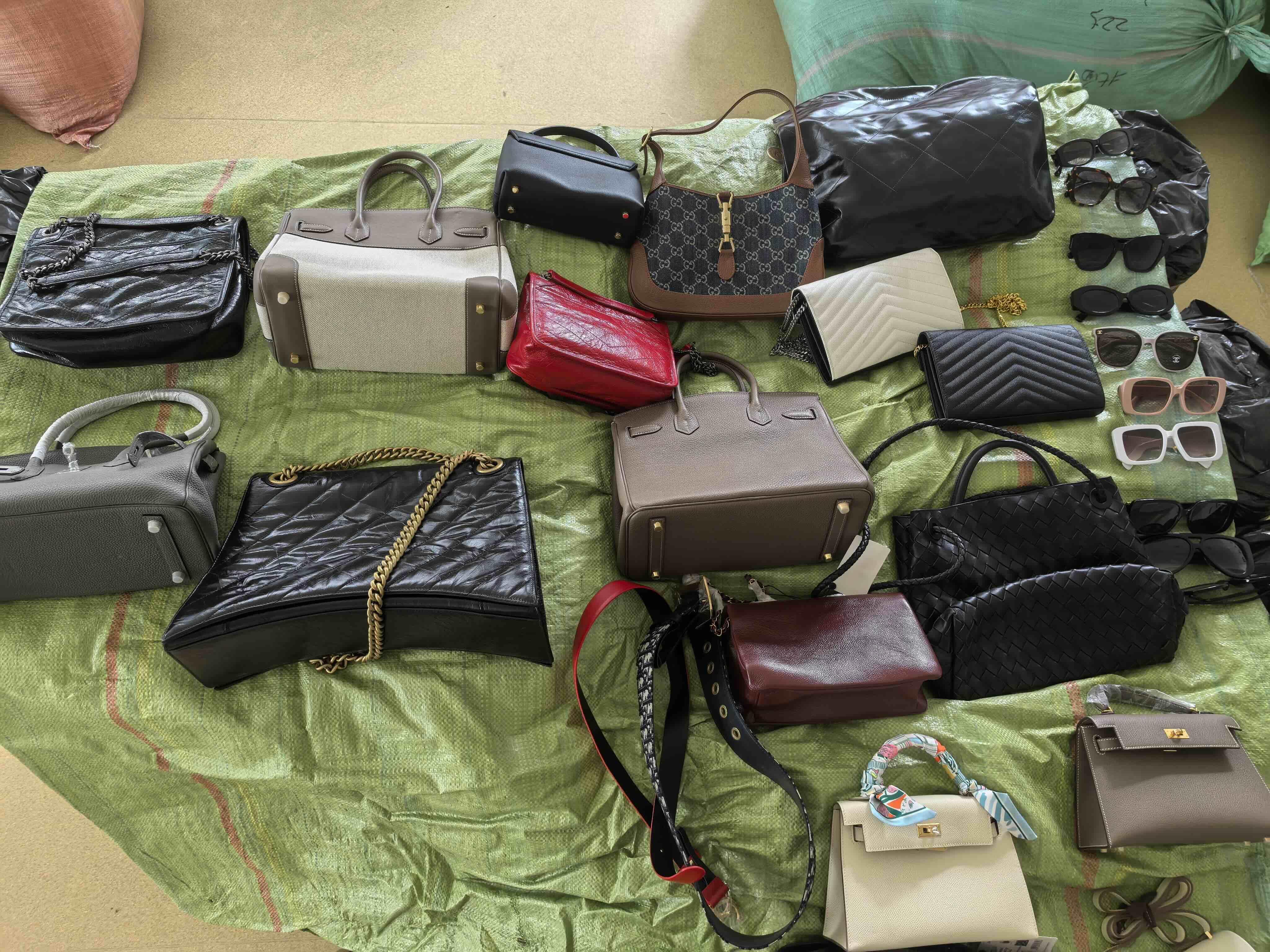 武汉警方破获一起售卖假冒品牌箱包案