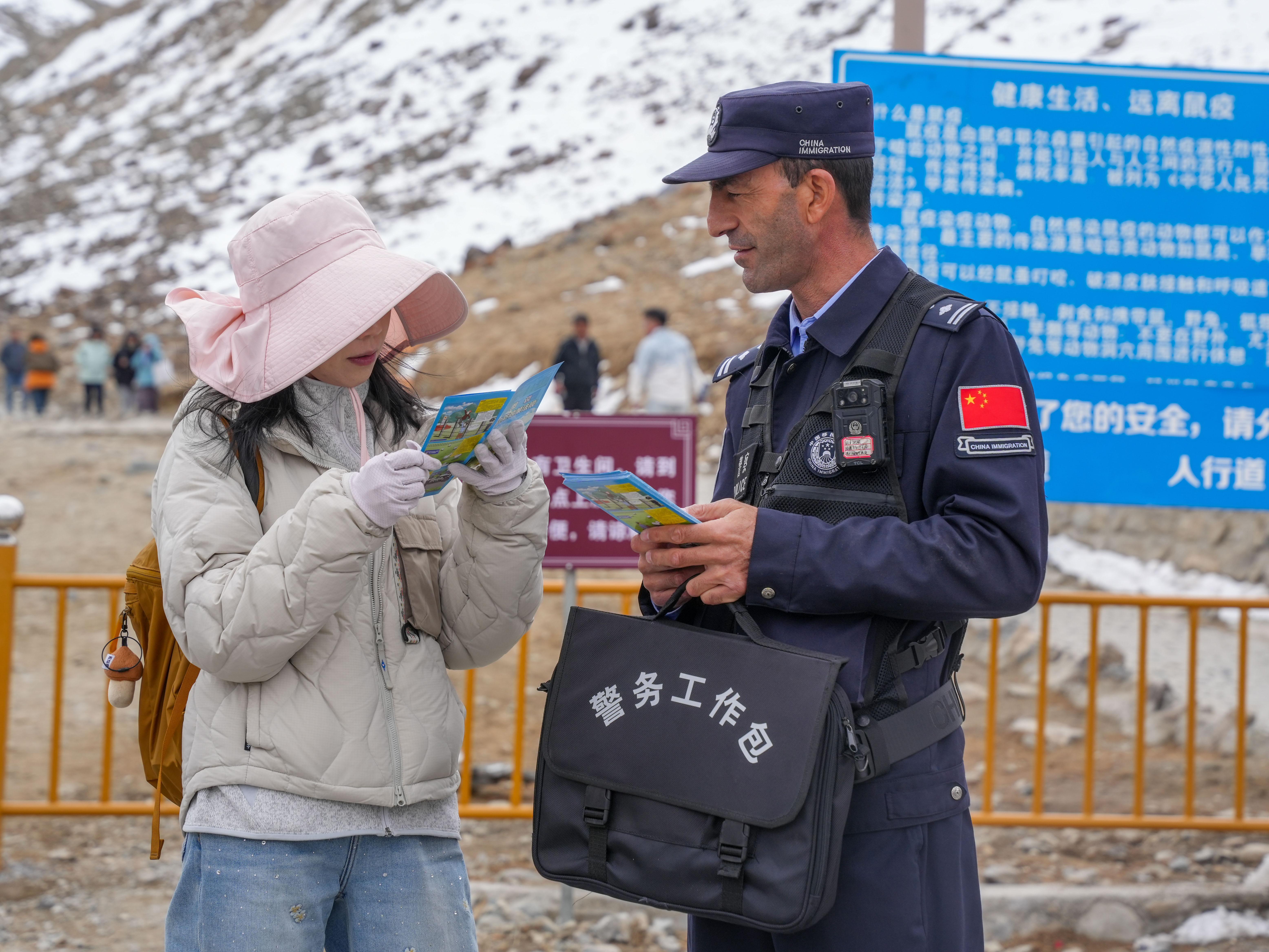 卡拉苏口岸警务室：冰川脚下“警”相随