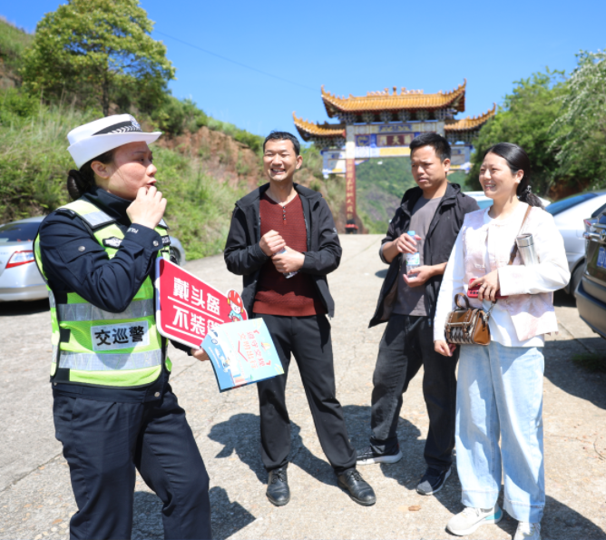 江西遂川：交通安全宣传进景区