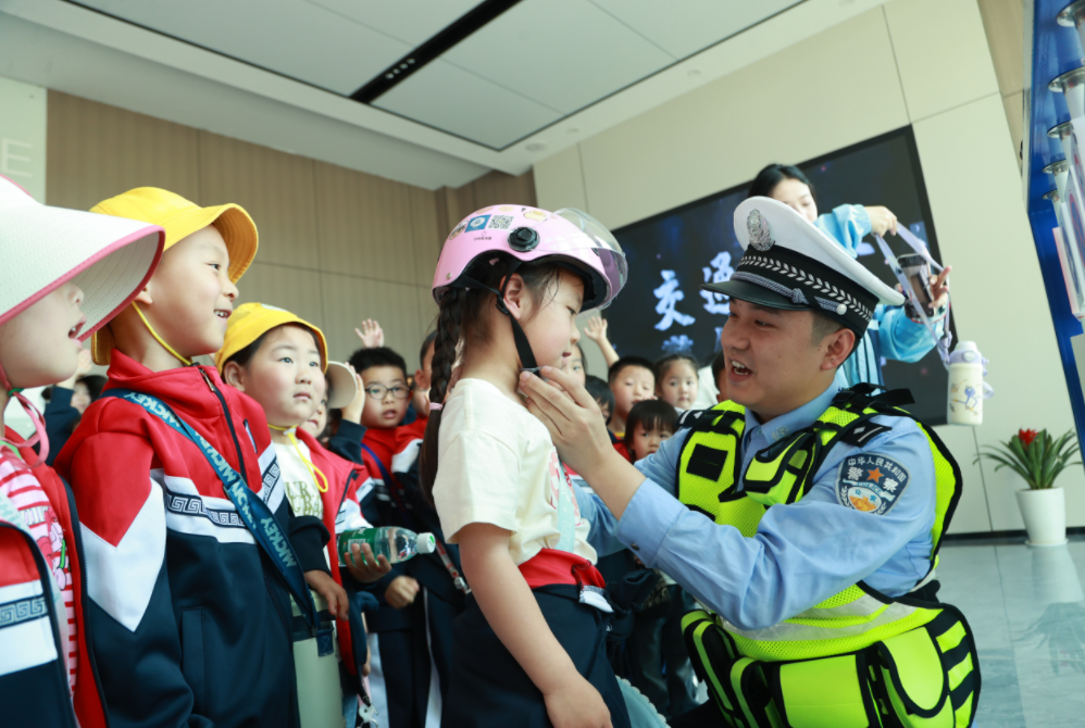 江西共青城：萌娃探警营 安全伴童行