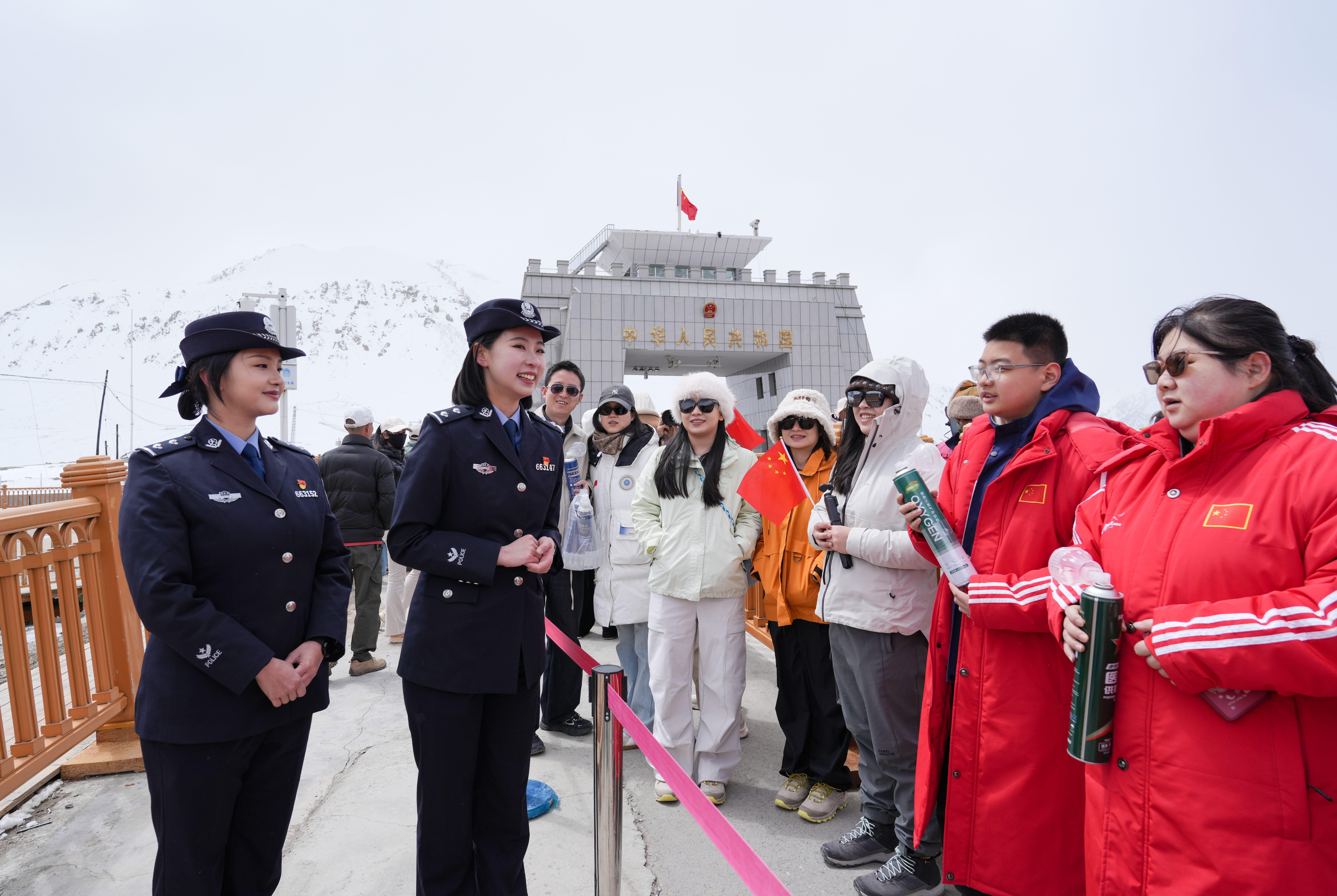 红其拉甫国门成红色旅游热门“打卡地”