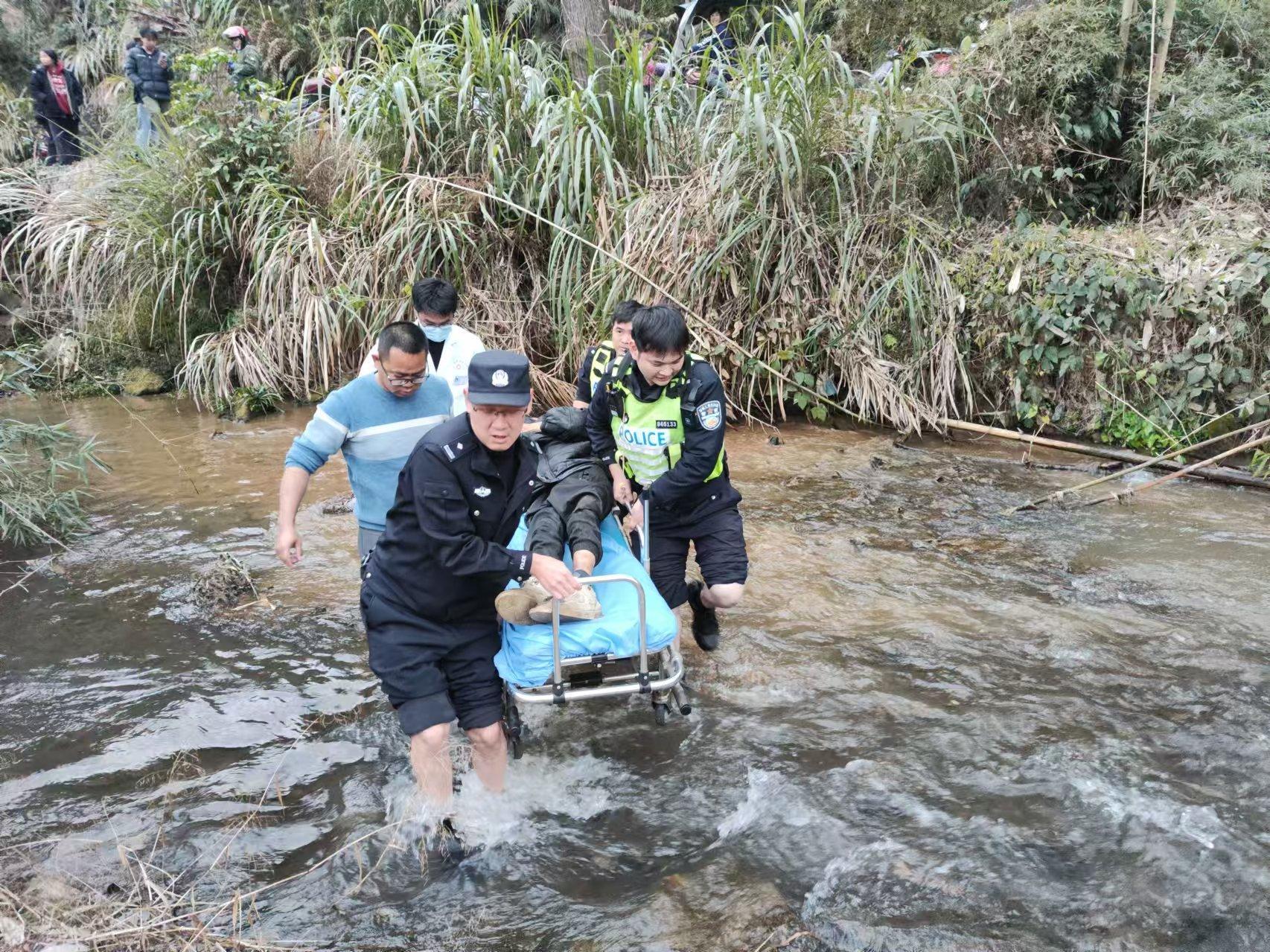 贺州市公安局大宁派出所所长钟鸣：十年，他把自己站成了辖区的“平安灯塔”