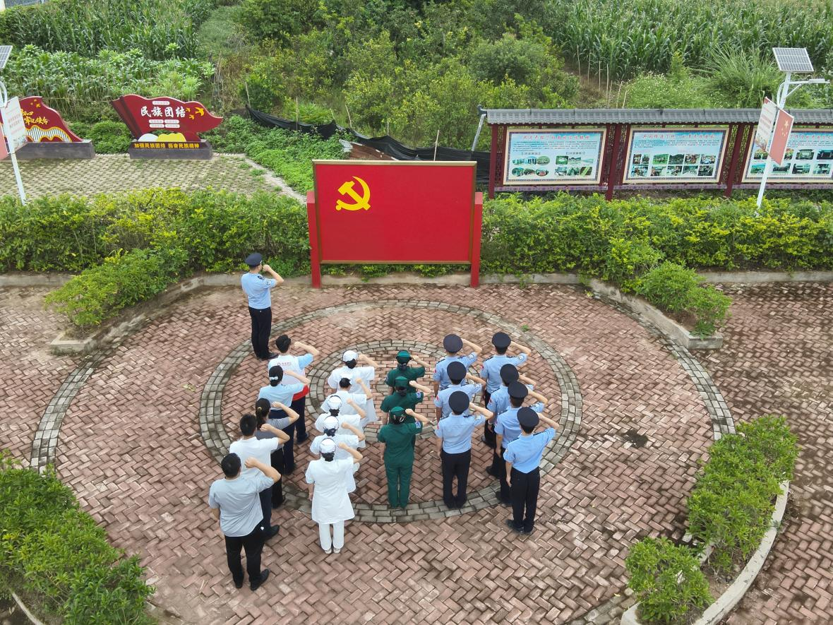 防城港边关“三色”同框致敬戍边坚守