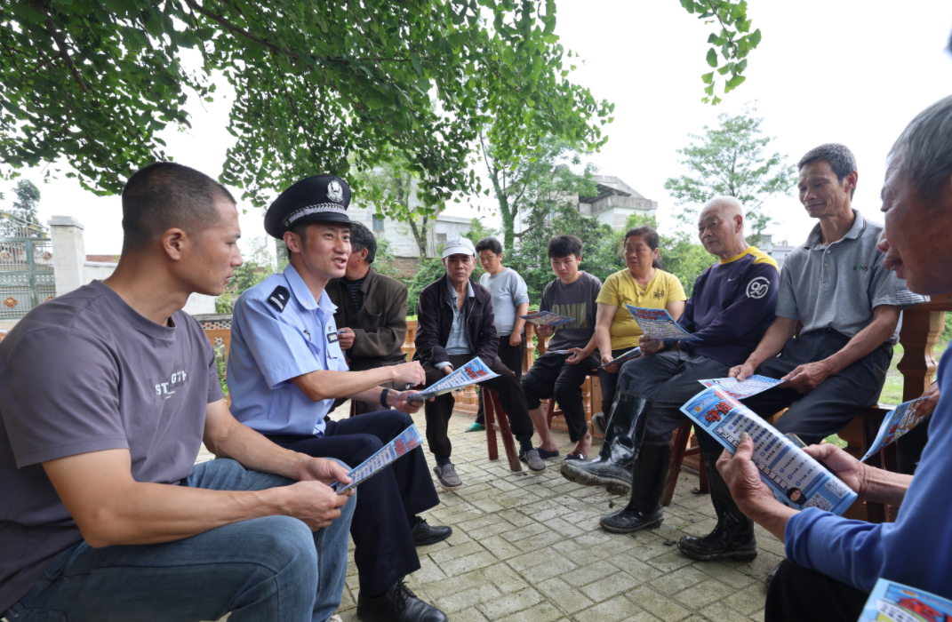 江西遂川：银杏树下话反诈