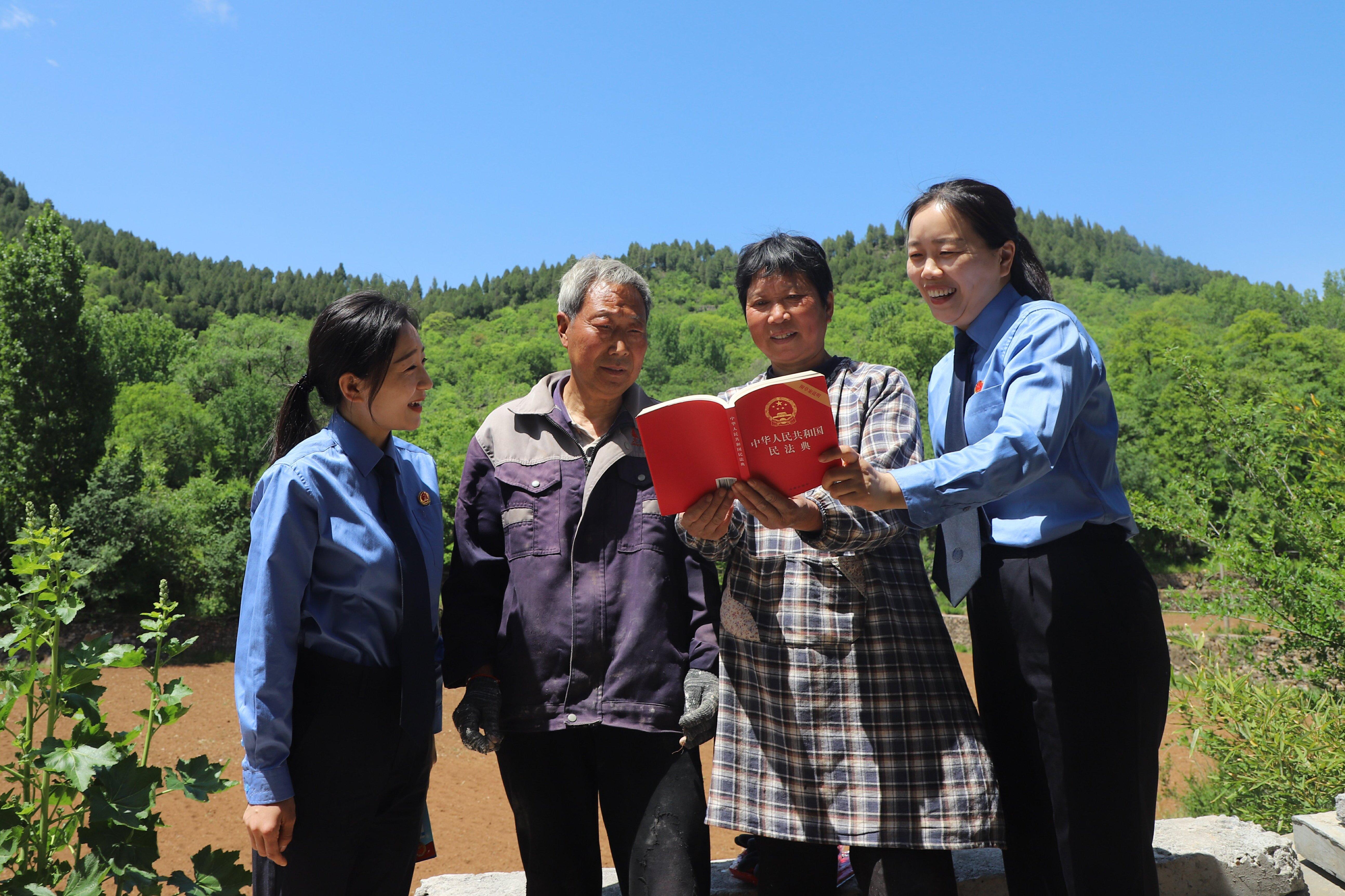 民法典宣传进山村