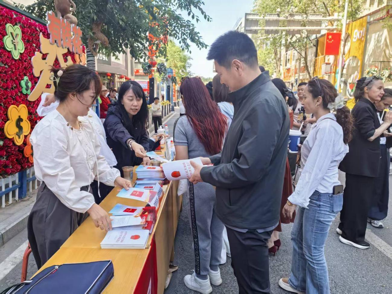 ​乌鲁木齐市天山区开展“民法典宣传月”活动