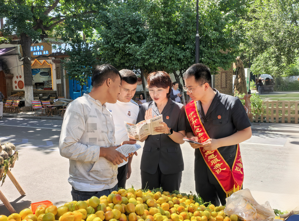 新疆伊宁市：六星街里支起“法治小摊”
