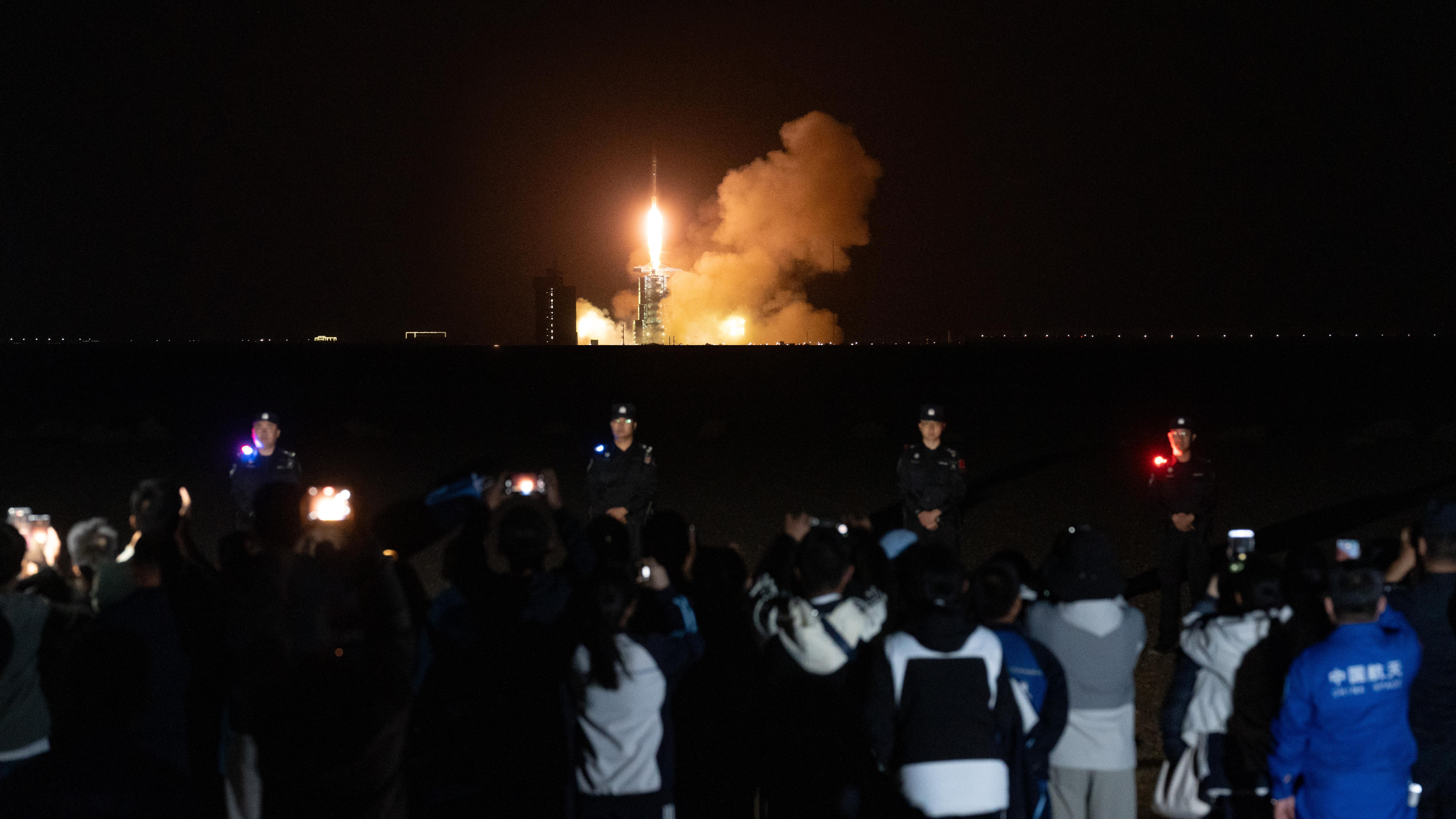 阿拉善移民管理警察全力保障神舟载人飞船顺利升空