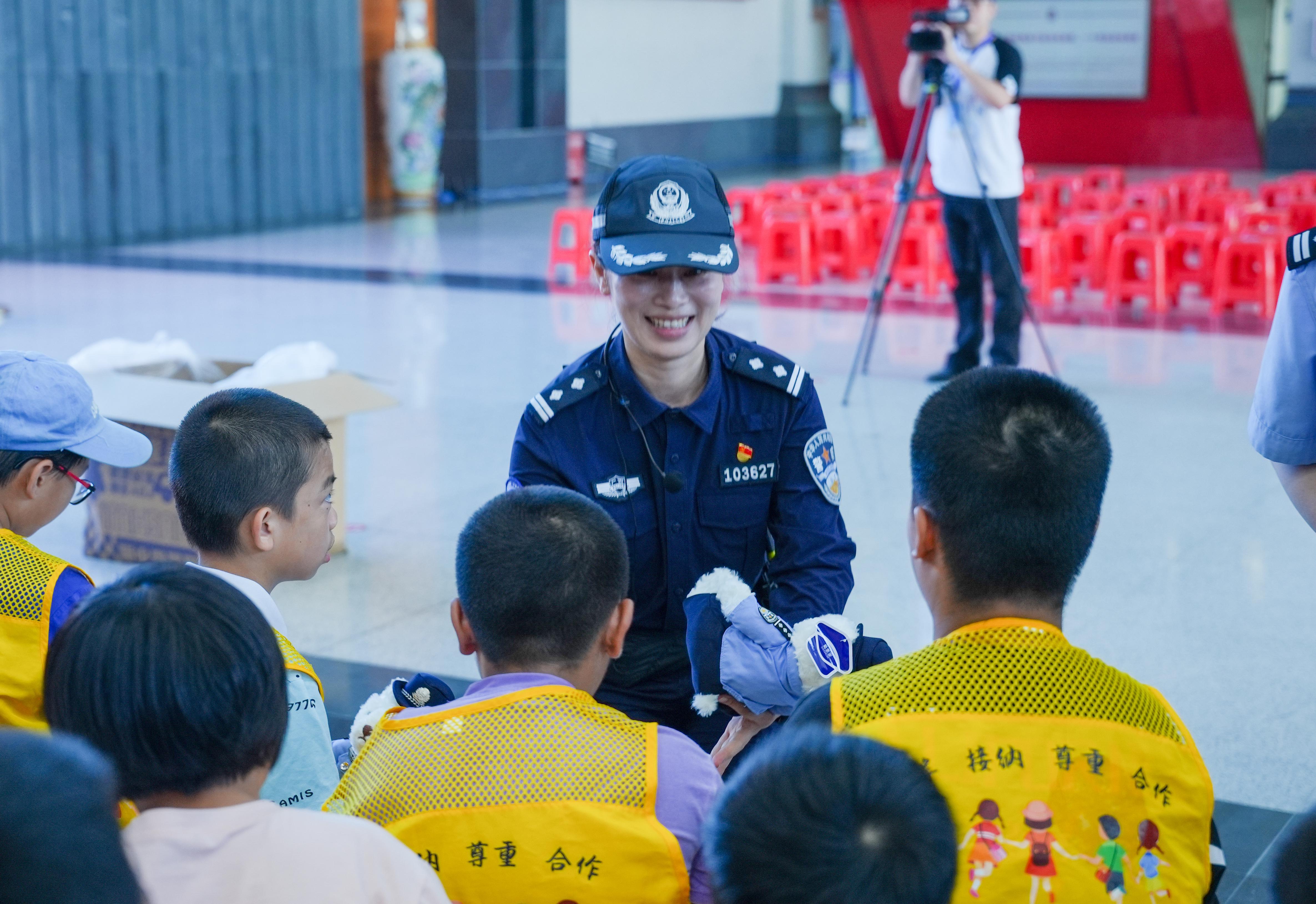 南宁公安举办“六一”主题警营开放日活动