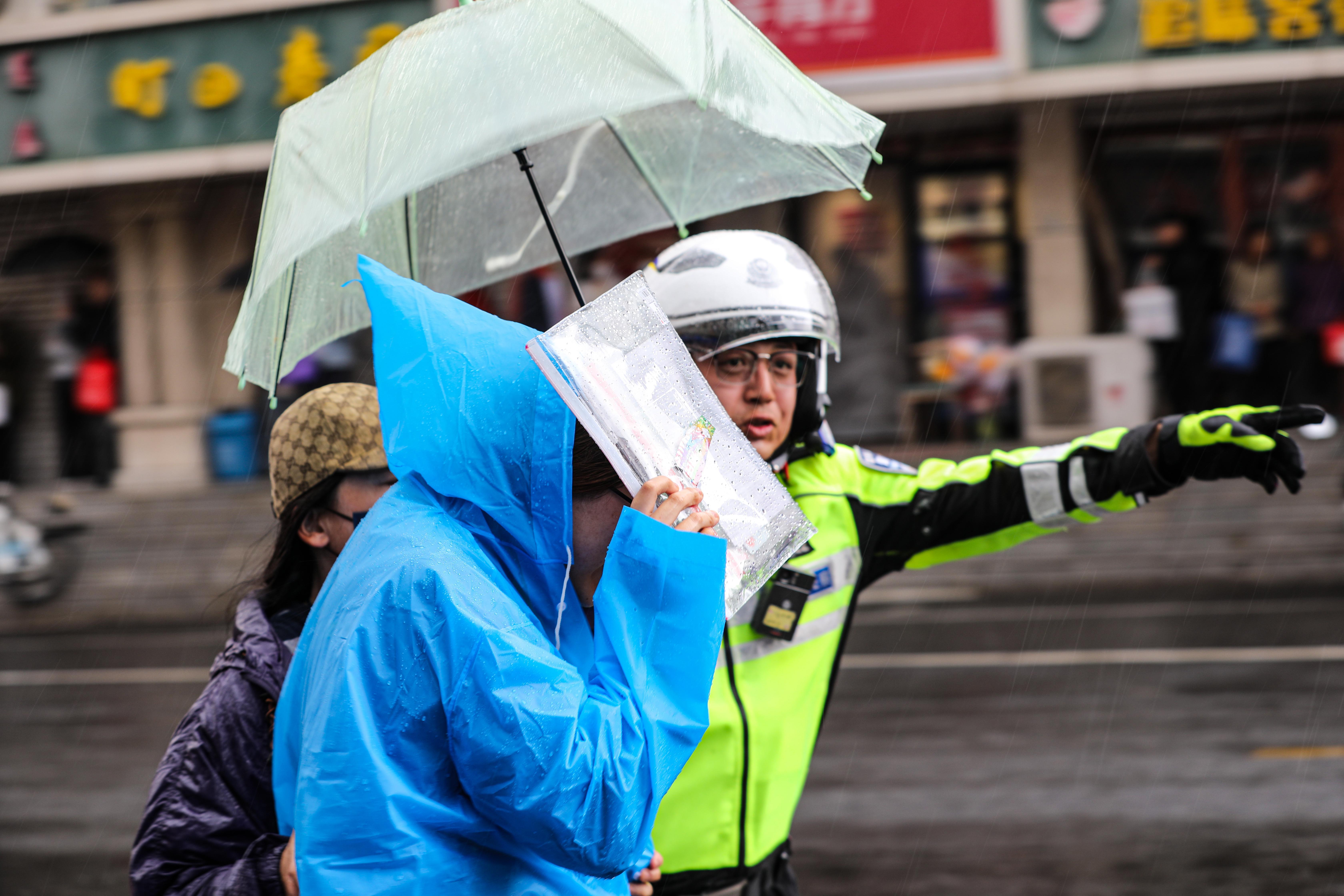 高考期间内蒙古呼和浩特市公安局交管支队铁骑在雨中执勤